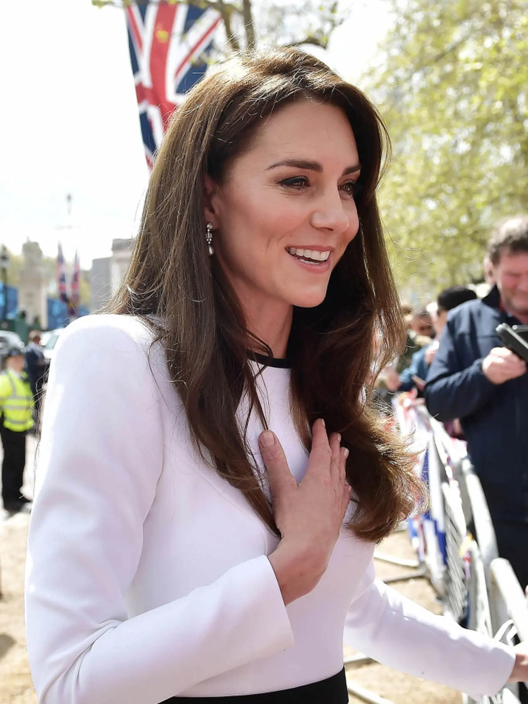 Kráľa Karola III. počas vítania ľudí pred Buckinghamským palácom sprevádzali aj princ a princezná z Walesu. Karol, Kate a William si podávali ruku s mnohými ľuďmi, ktorí sa tam objavili. Dav bol nadšený.