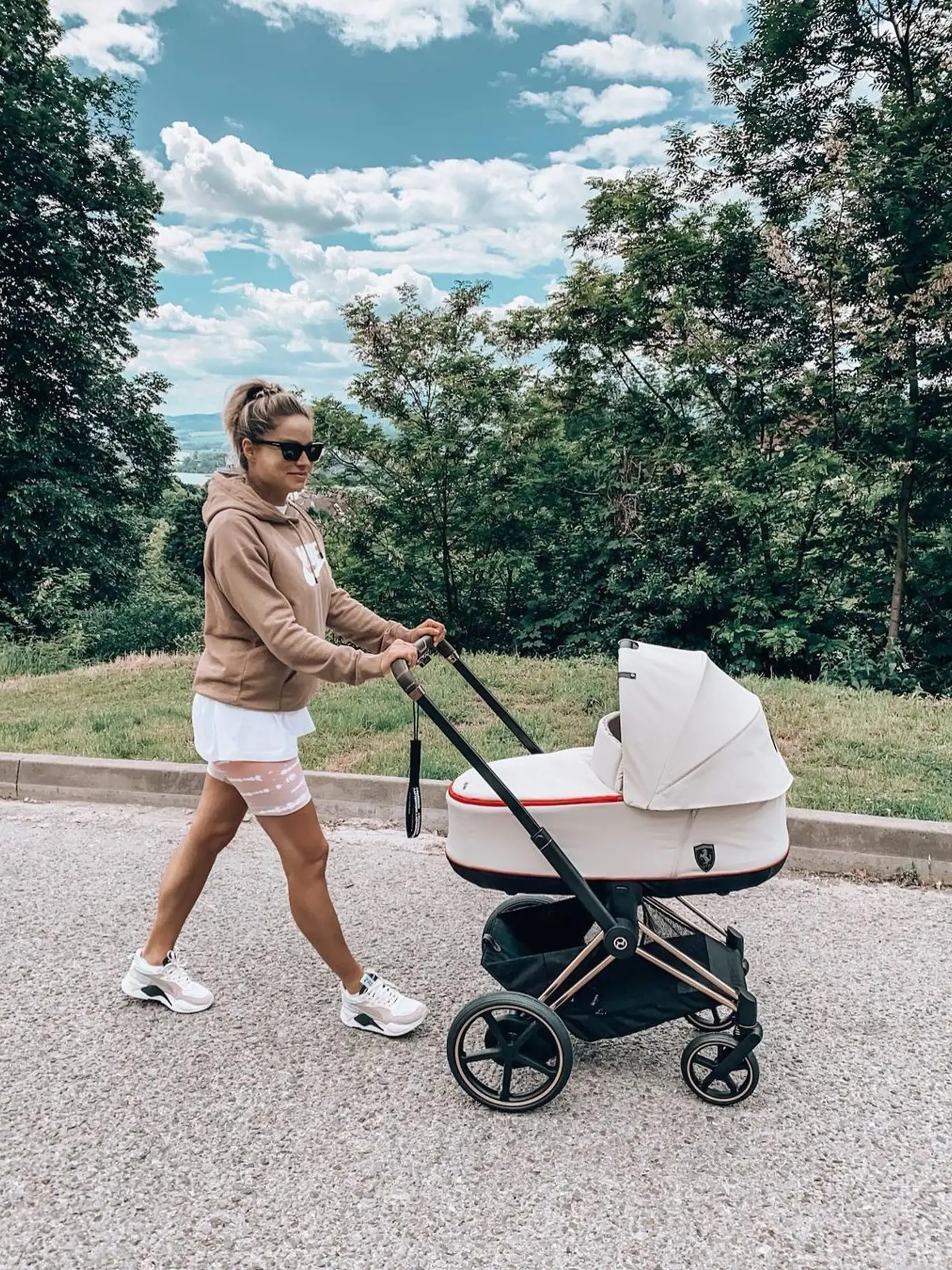Kedysi Bellu kočíkovali rodičia v luxusnom kočíku značky Ferrari.