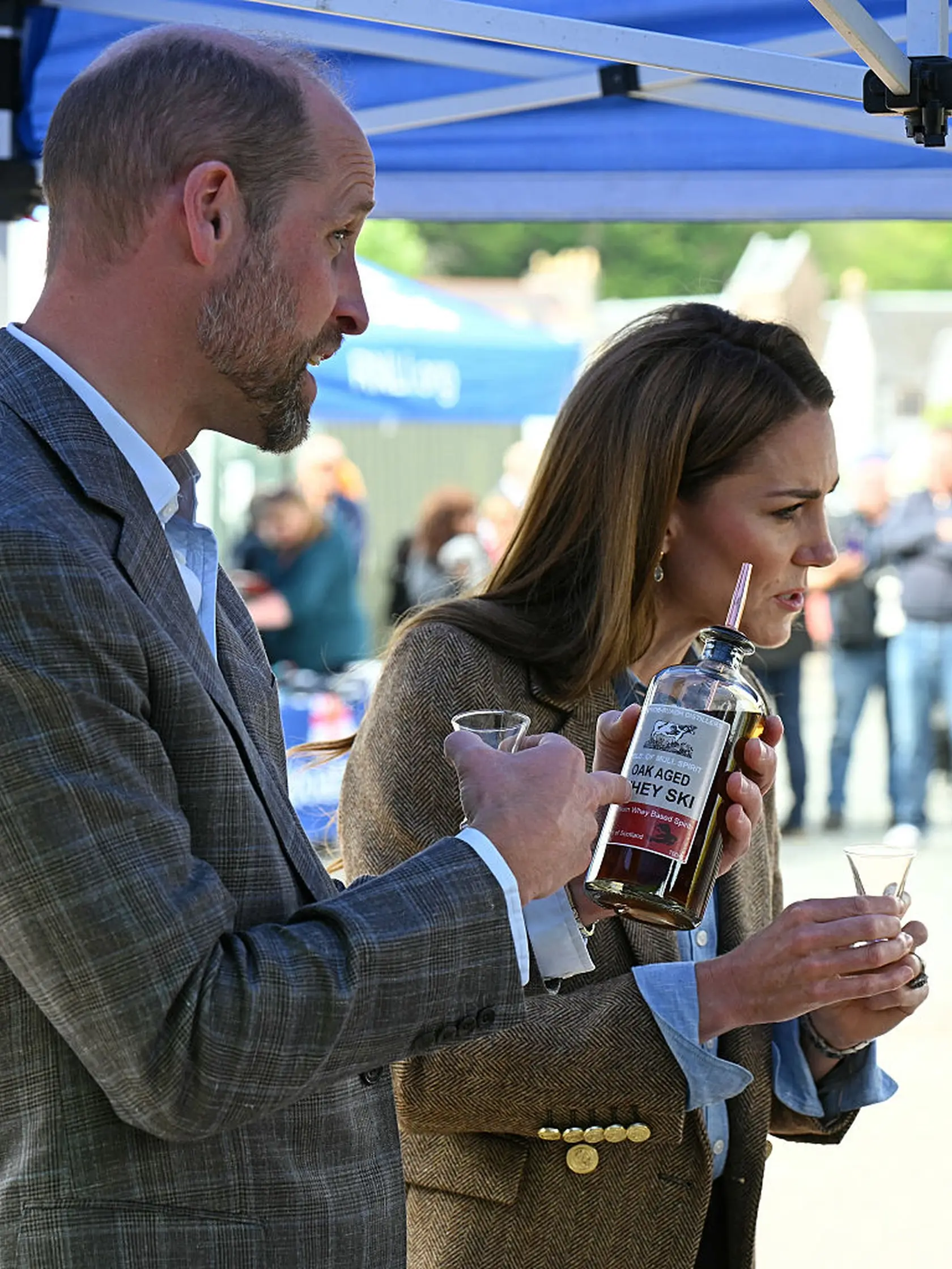 Princ William a princezná Kate na kráľovskej návšteve v Škótsku, kde ochutnali miestne produkty. 