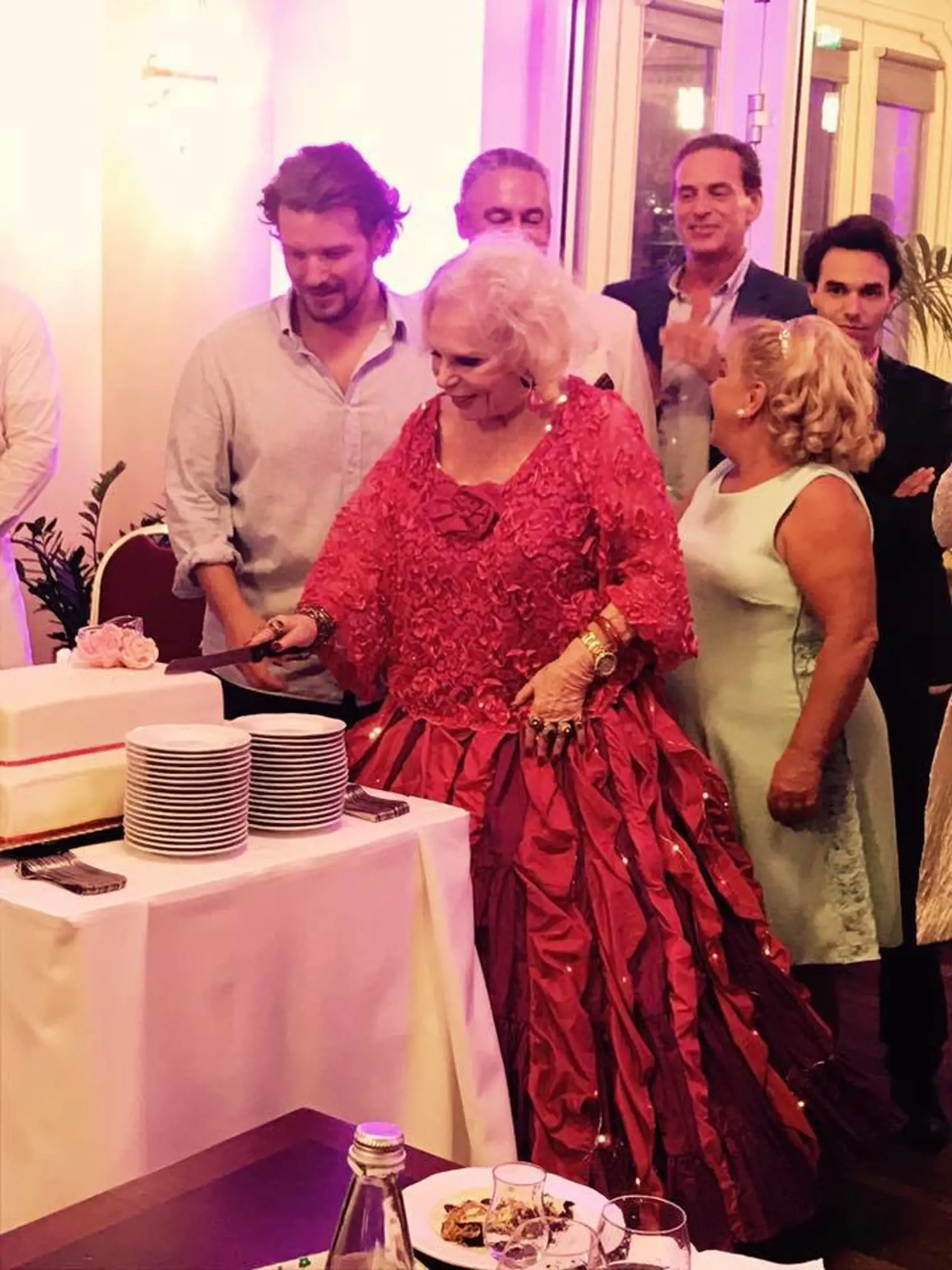 Yvonne Kálmán miluje napriek svojmu veku okázalosť a od okolia vyžaduje, aby sa k nej správalo ako k dáme.