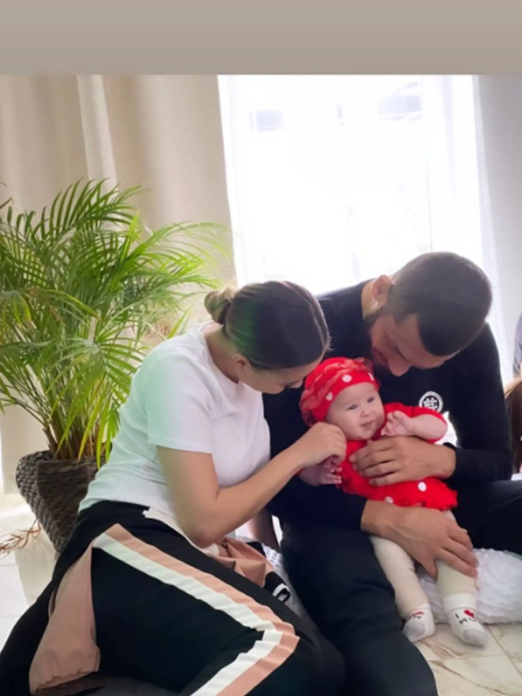 „Nikdy som ich nevidela osobne. Ale sme veľmi často v kontakte a voláme si cez FaceTime. Až to situácia dovolí, tak si konečne popestujú a pomaznajú svoju vnučku,” odpovedala Monika.