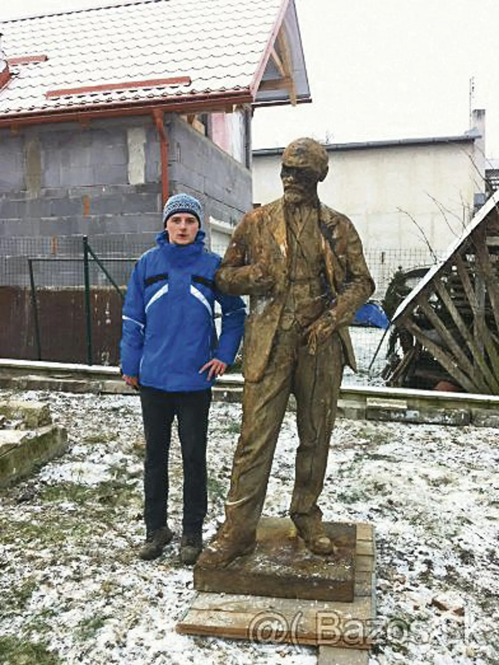 Meno: Vladimír Iľjič Lenin, Povolanie: architekt moderného komunizmu, Váha: 2,5 tony, Výška: 2 metre, CENA: 15- tisíc eur