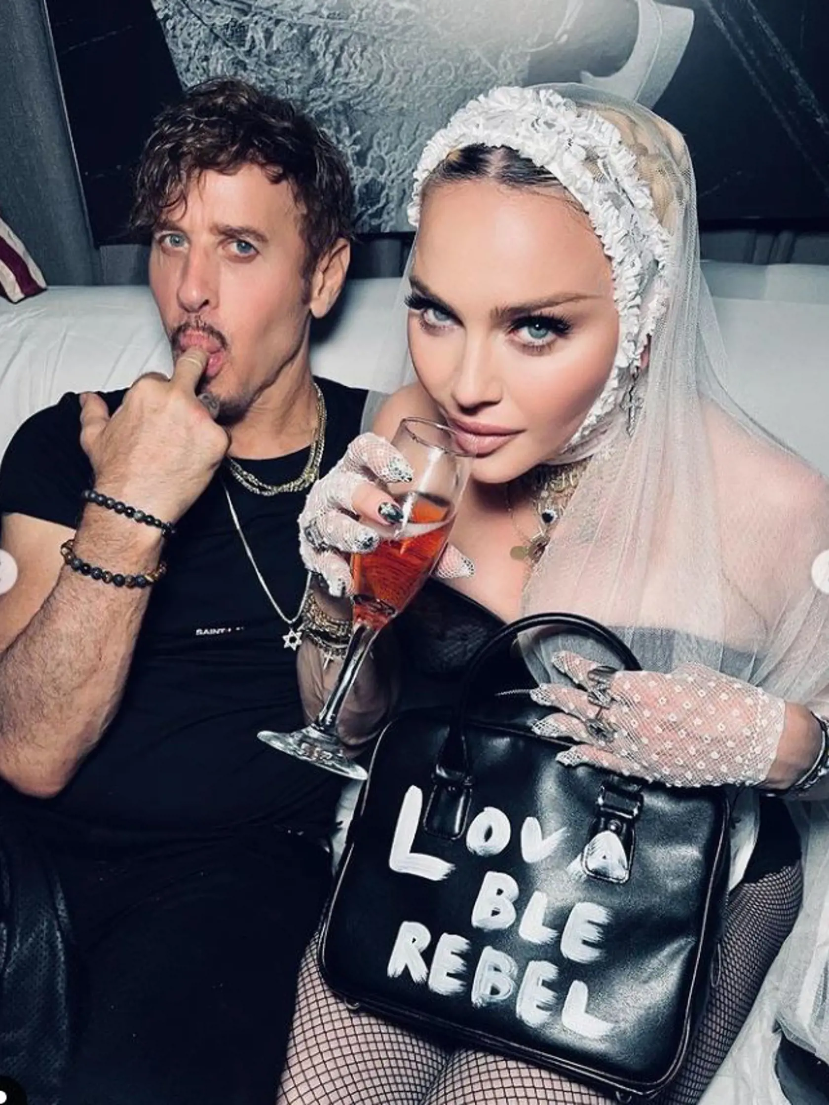 Madonna má na svojich fotografiách vyretušovanú tvár.