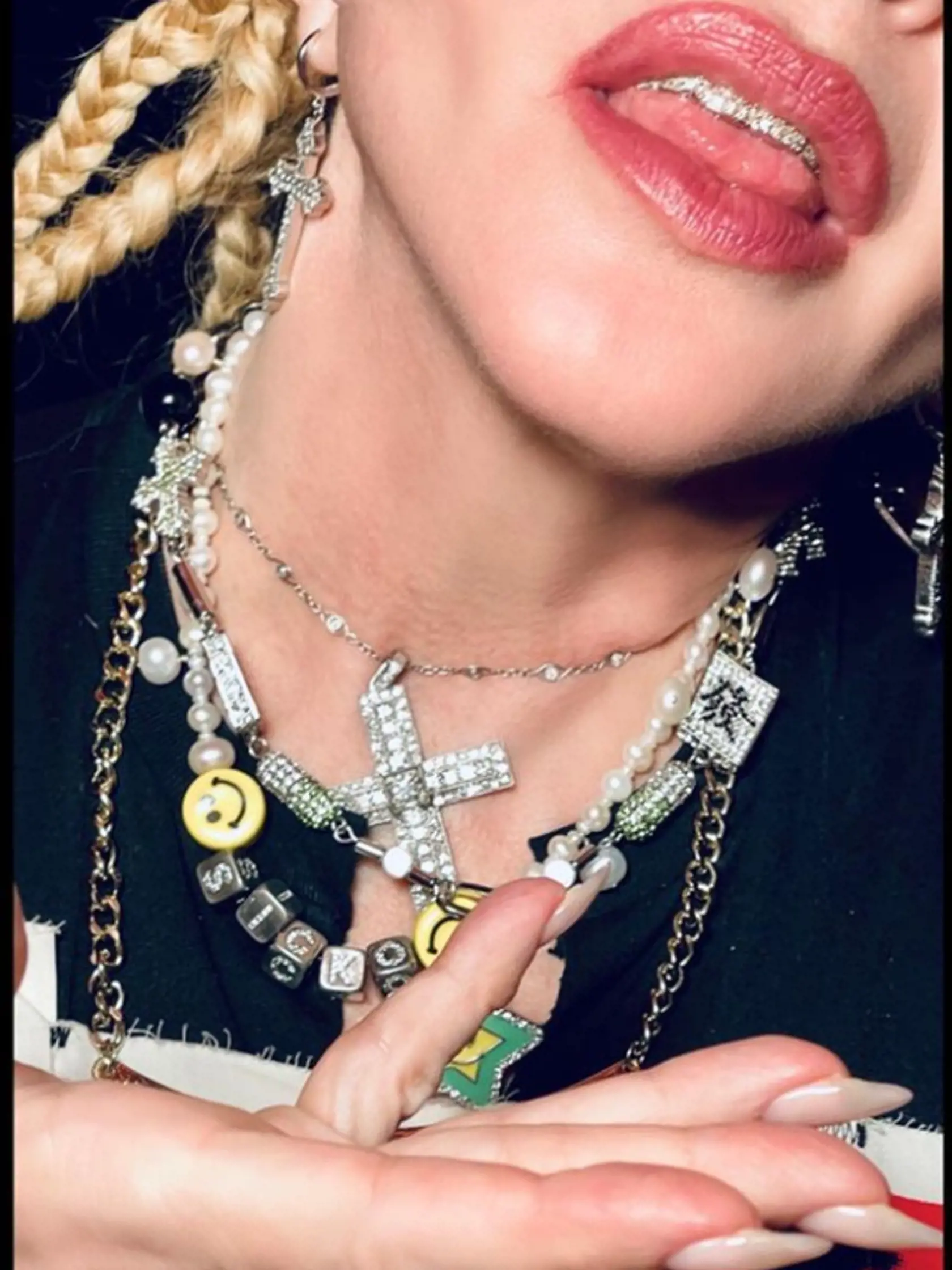O svete slávnych viete každý detail. Určite by ste na fotke identifikovali Madonnu. Podľa šperkov a grillz, ktoré má na zuboch a ktoré sú dnes medzi celebritami veľkým hitom.