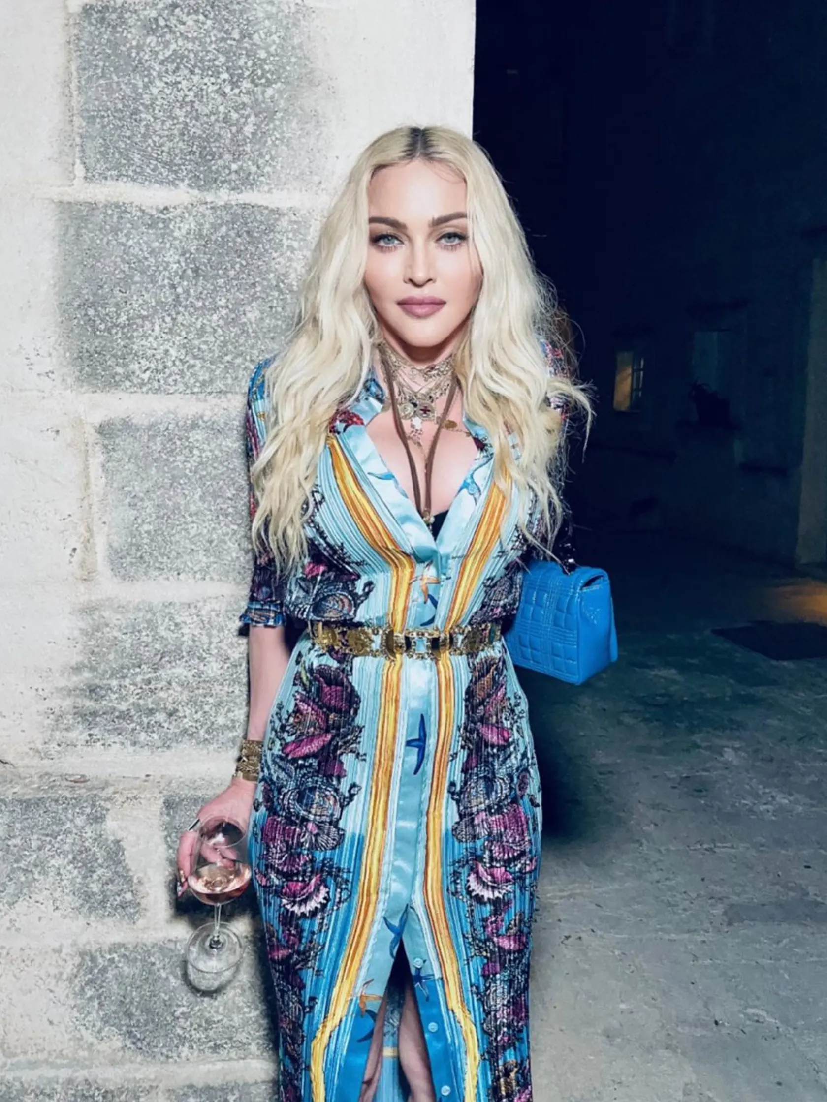„Súdiac podľa fotografií by som povedal, že Madonna pravdepodobne absolvovala facelift, zdvihnutie viečok a endoskopický lifting. Madonna podľa všetkého podstúpila aj odstránenie bukálneho tuku, čo vytvára tenší profil a chudšie líca. Jej pokožka však vyzerá nedotknuto, čo je možný dôsledok viacerých chemických peelingov a laserových ošetrení,“ uviedol plastický chirurg doktor Youn, čím vysvetlil aj absenciu jaziev na jej tvári.