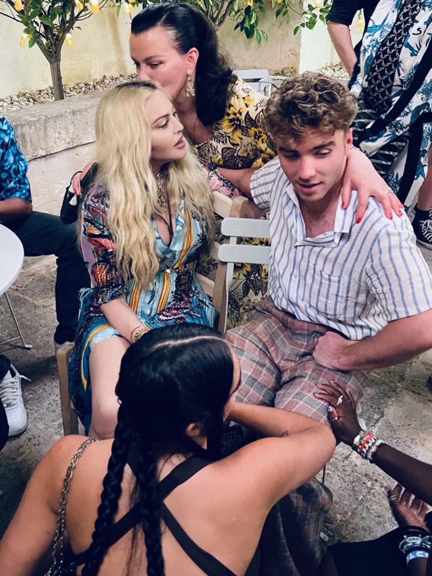 Aj keď je speváčka Madonna znova o rok staršia, na svoj vek rozhodne nevyzerá. V pondelok podvečer to potvrdili aj nové fotografie z jej narodeninovej oslavy, ktoré popová diva zdieľala na sociálnej sieti Instagram. Na záberoch medzi frajerom (27) a jej deťmi Lourdes (24), Roccom (21), Davidom(15), Mercy (15) a dvojčatami Estere a Stellou pôsobila skôr ako ich rovesníčka než ich mama.