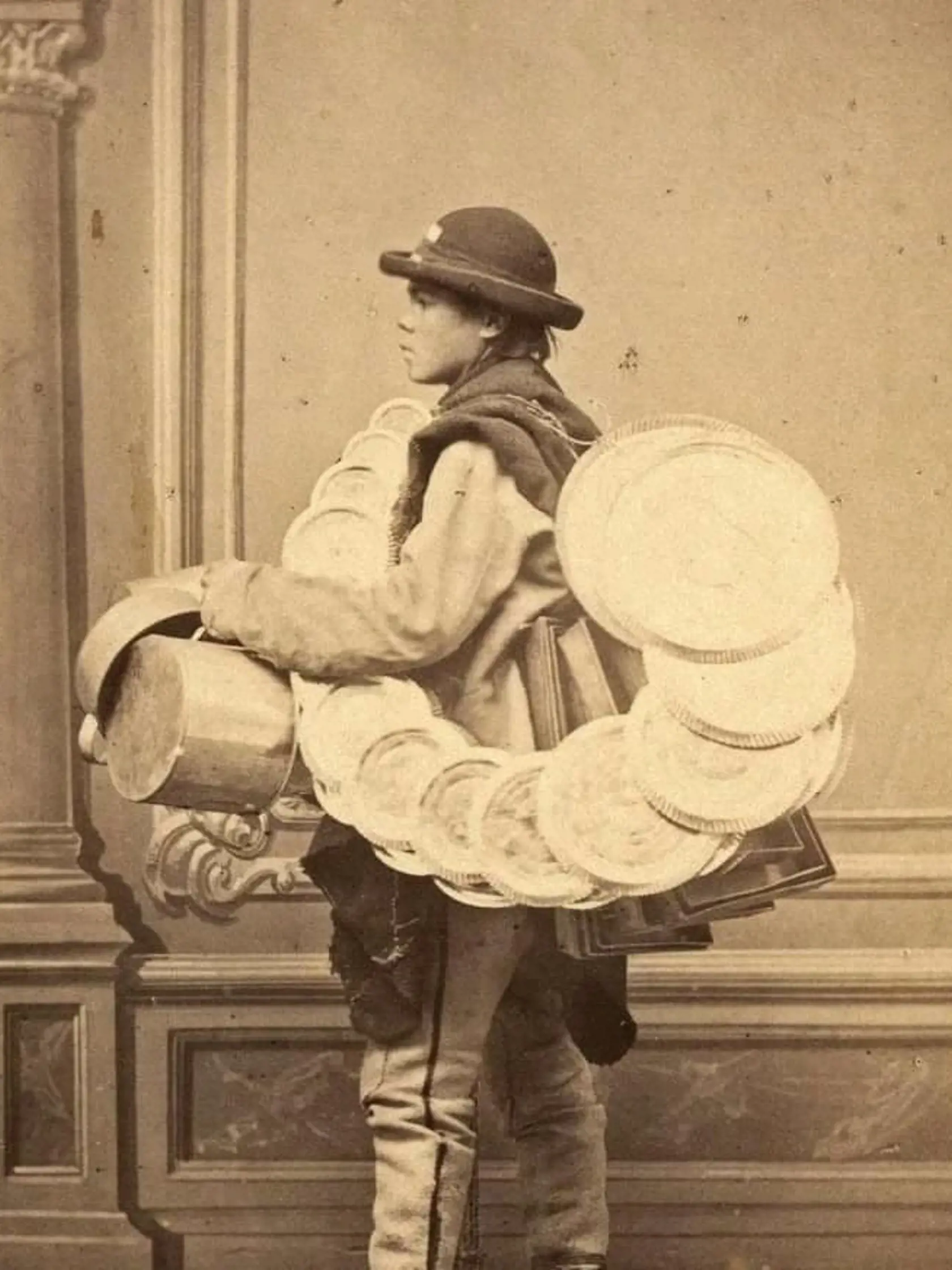 "Hrnce plááátať, drôôôôtovať!" Takto chodili v minulosti slovenskí drotári po našich obciach i dedinách. (záber je z roku 1887)