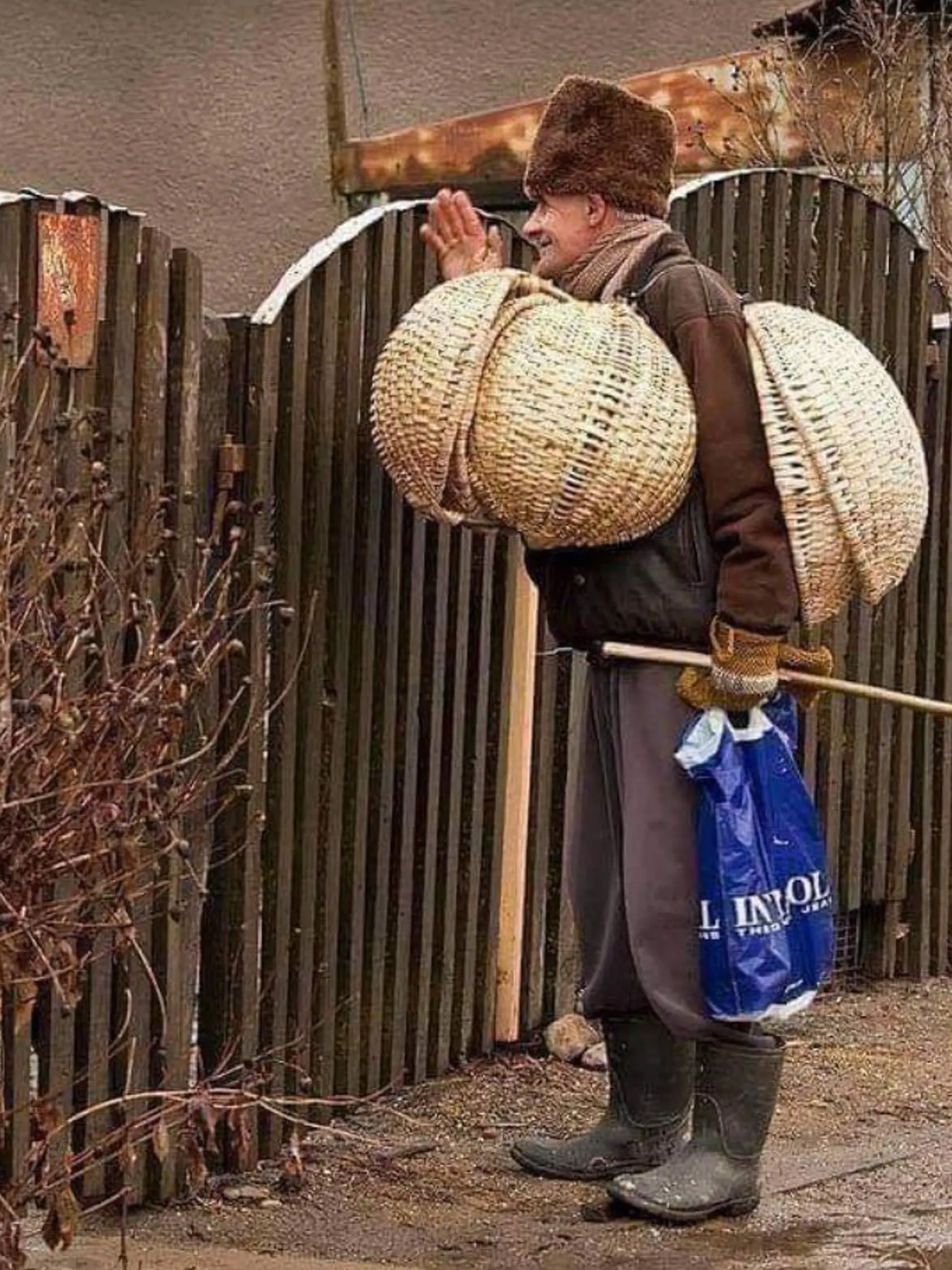 "Gazdiná, nekúpite košík?" Pýta sa košikár domácej pani. Zvláštna je plastová taška v jeho ruke!