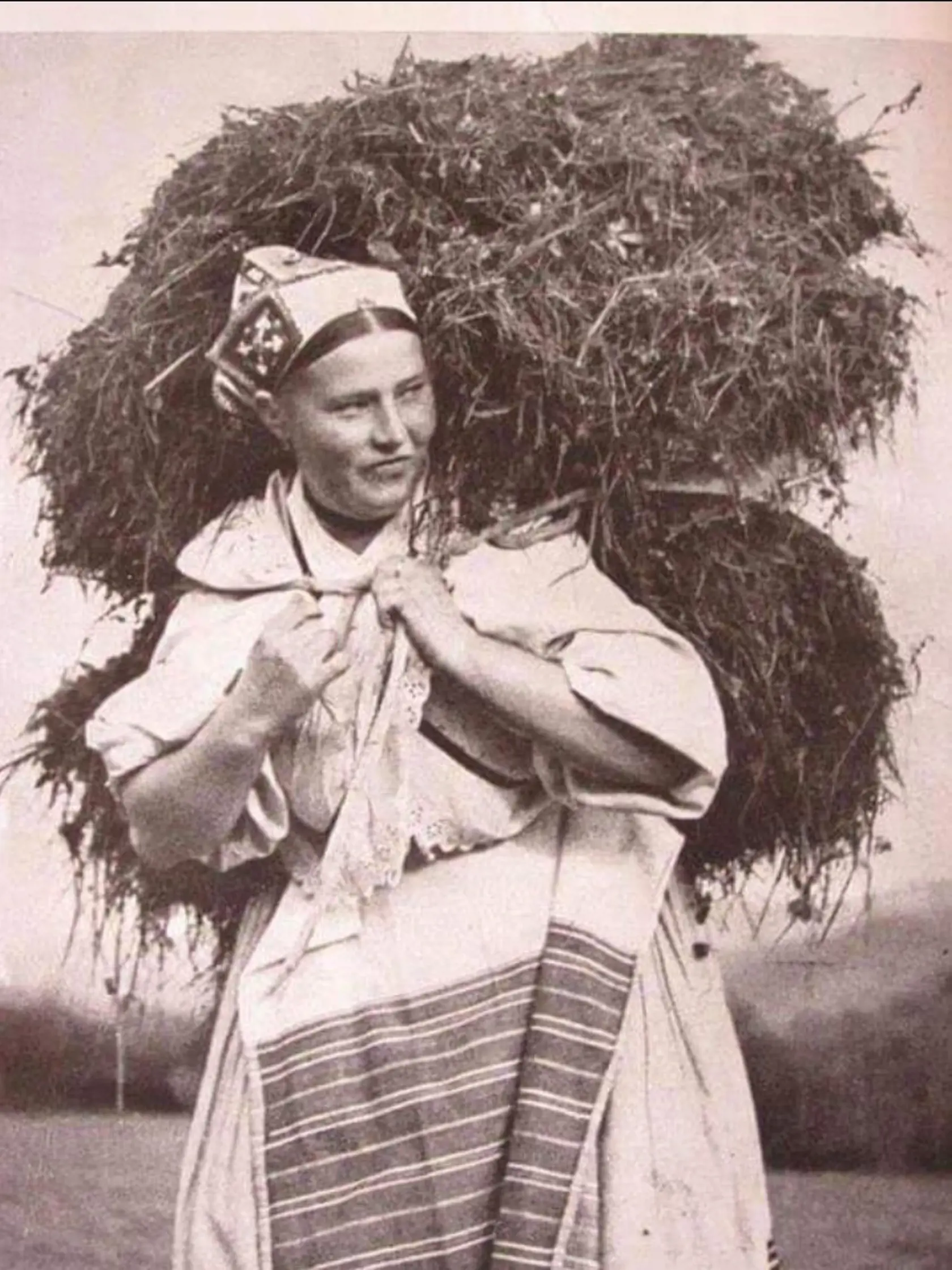Žena so zajdou sena.