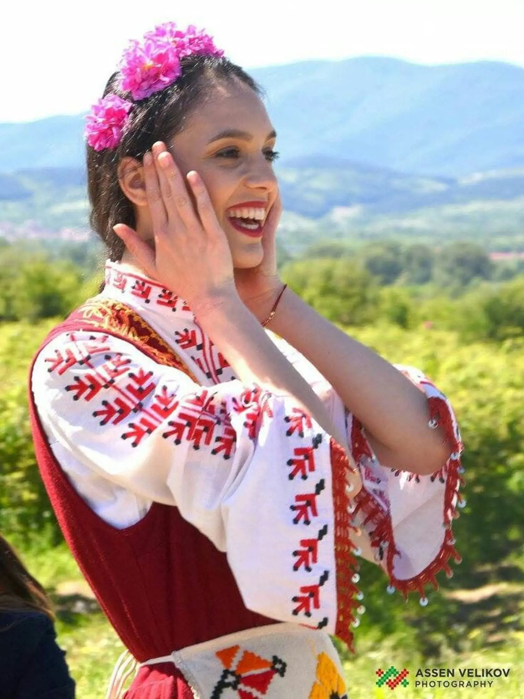Mladé dievča v kroji. V minulosti sa obliekali do ľudového odevu všetky vekové kategórie.