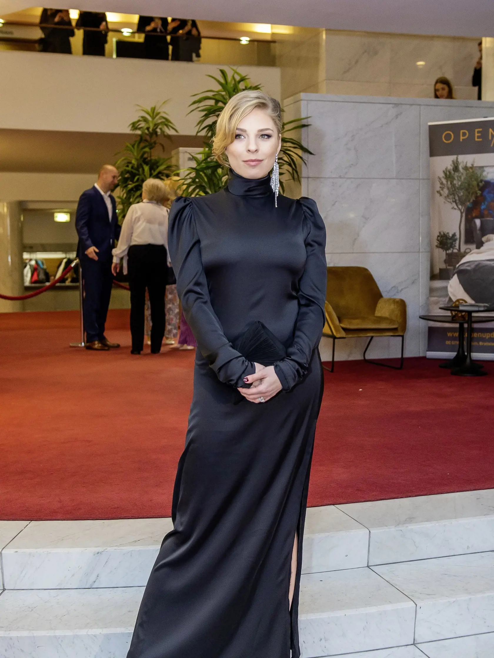 Veronika prvýkrát v spoločnosti ukázala tehotenské bruško.