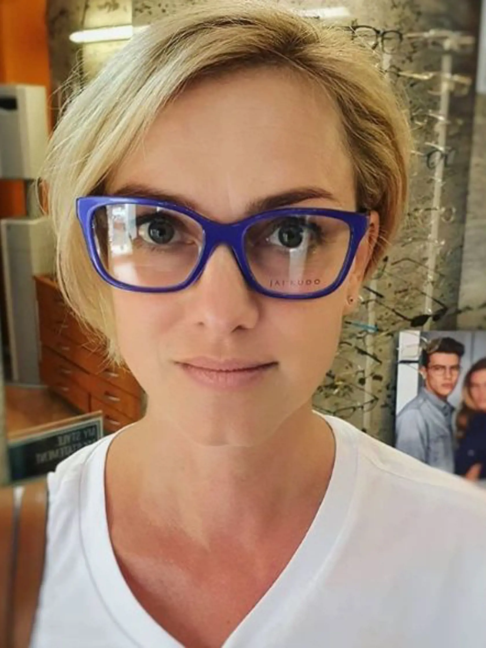 Monika Hilmerová musí mať na čítanie okuliare.