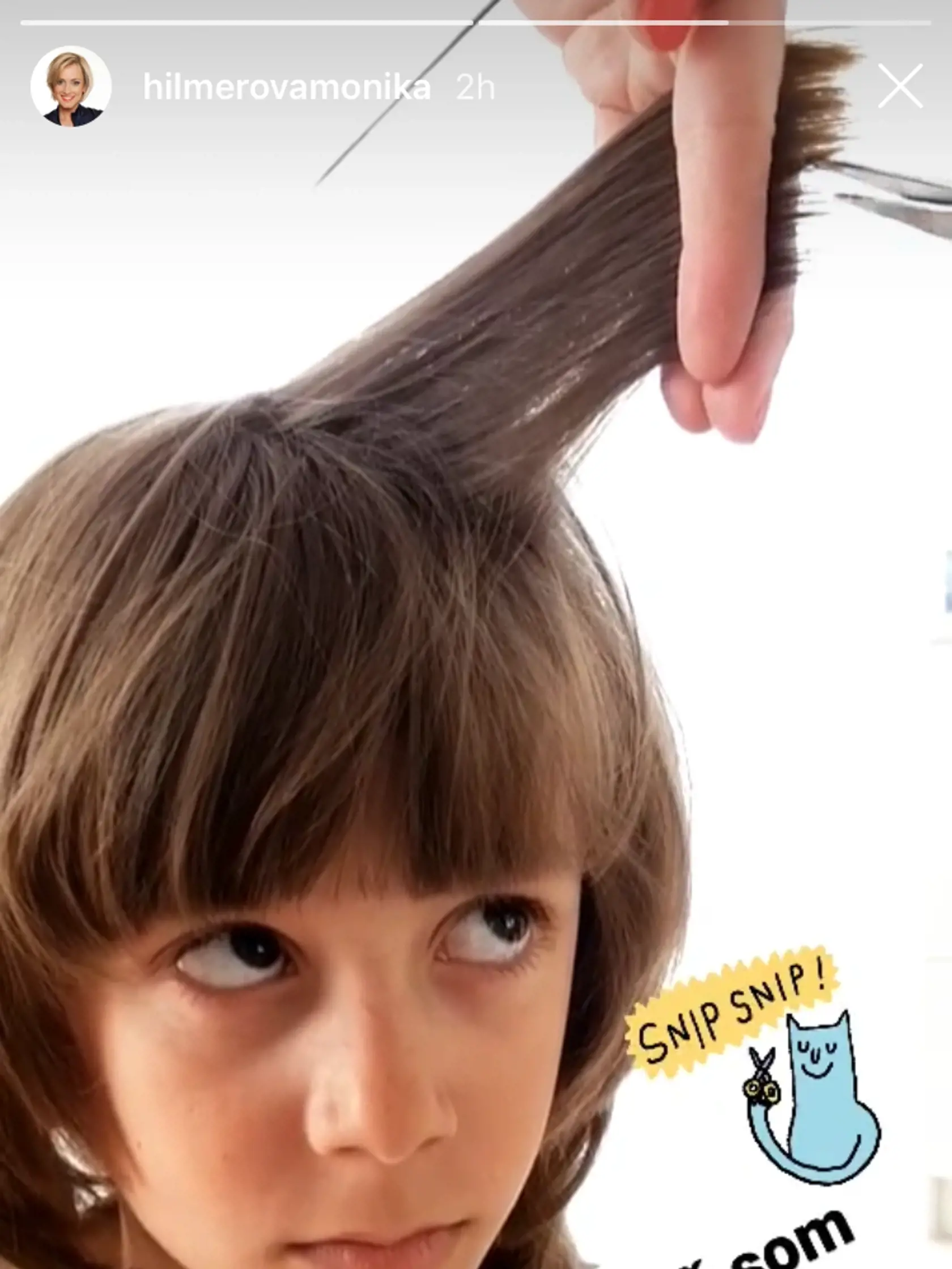 Monika ostrihala syna.