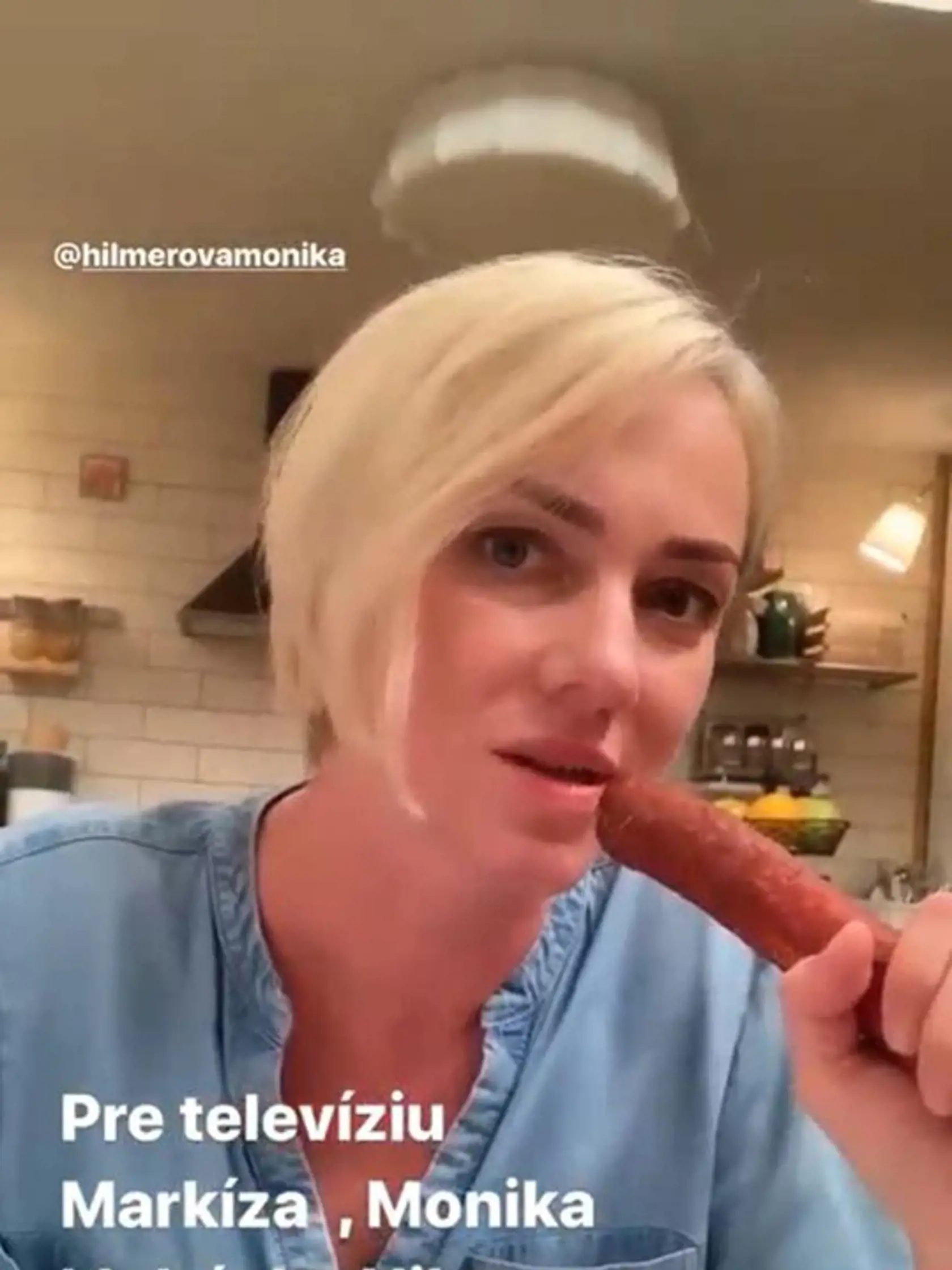 Hilmerová sa vo videu poriadne odviazala. Namiesto mikrofónu mala v ruke klobásu.