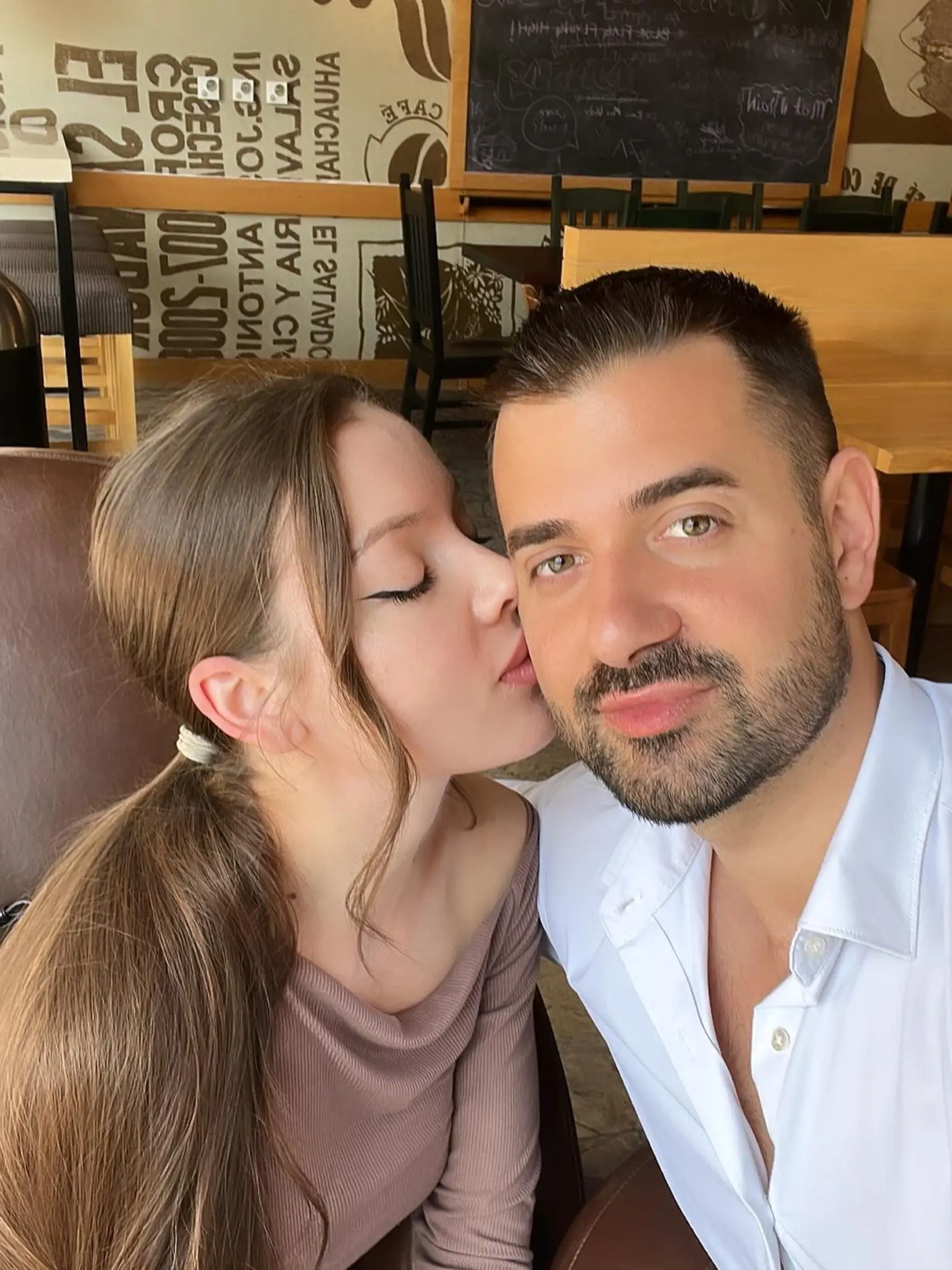 Poslanec Národnej rady za hnutie OĽaNO Erik Ňarjaš sa oženil. Oznámil to na sociálnej sieti a fanúšikom ukázal aj krásnu nevestu