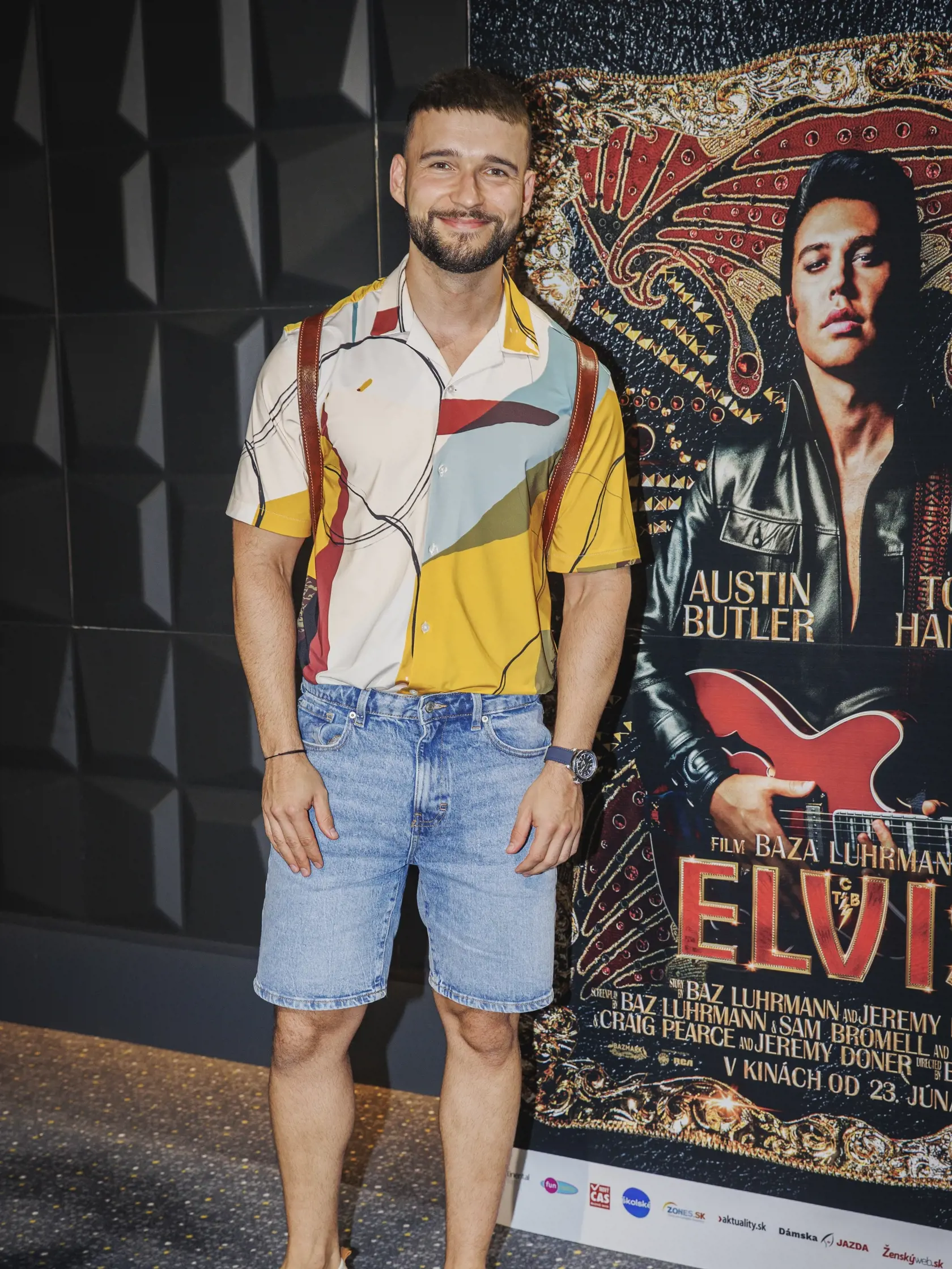 Na snímke Vratko Sirági prichádza na premiéru filmu Elvis.
