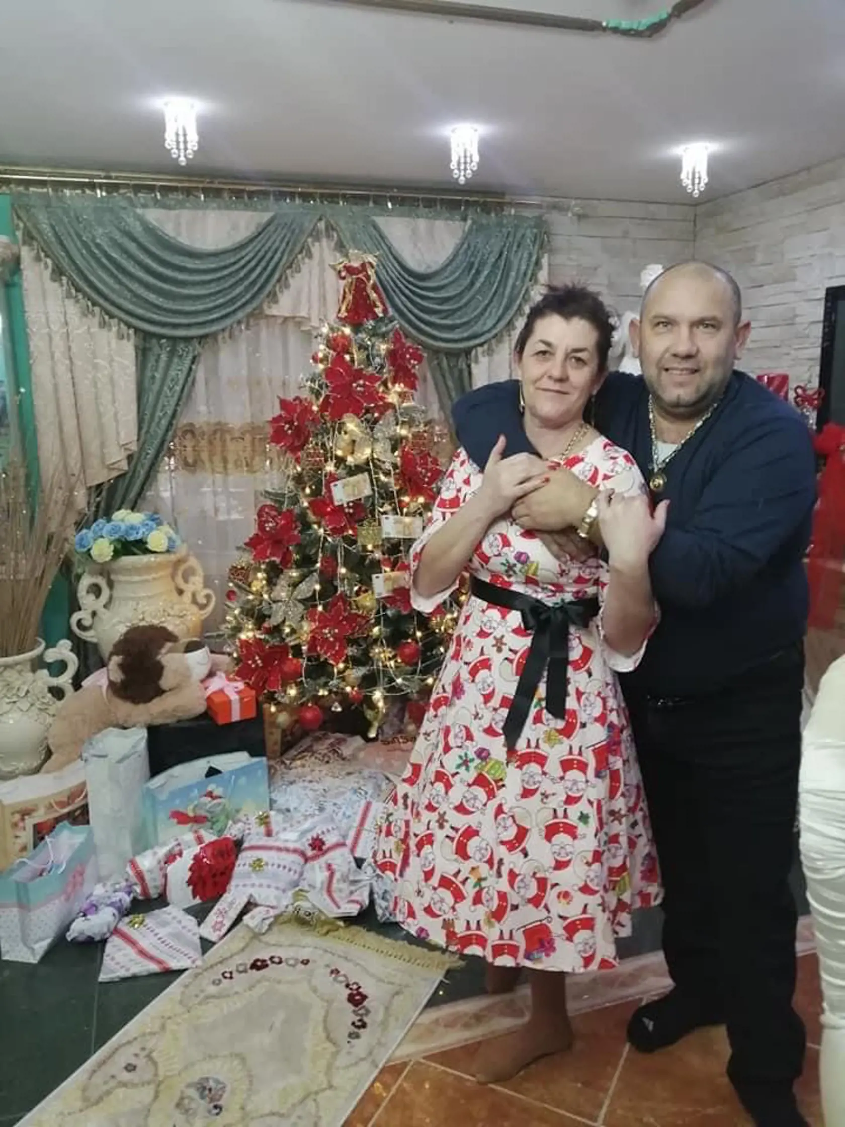 Pani Filková si k farebnej výzdobe doladila aj šaty.