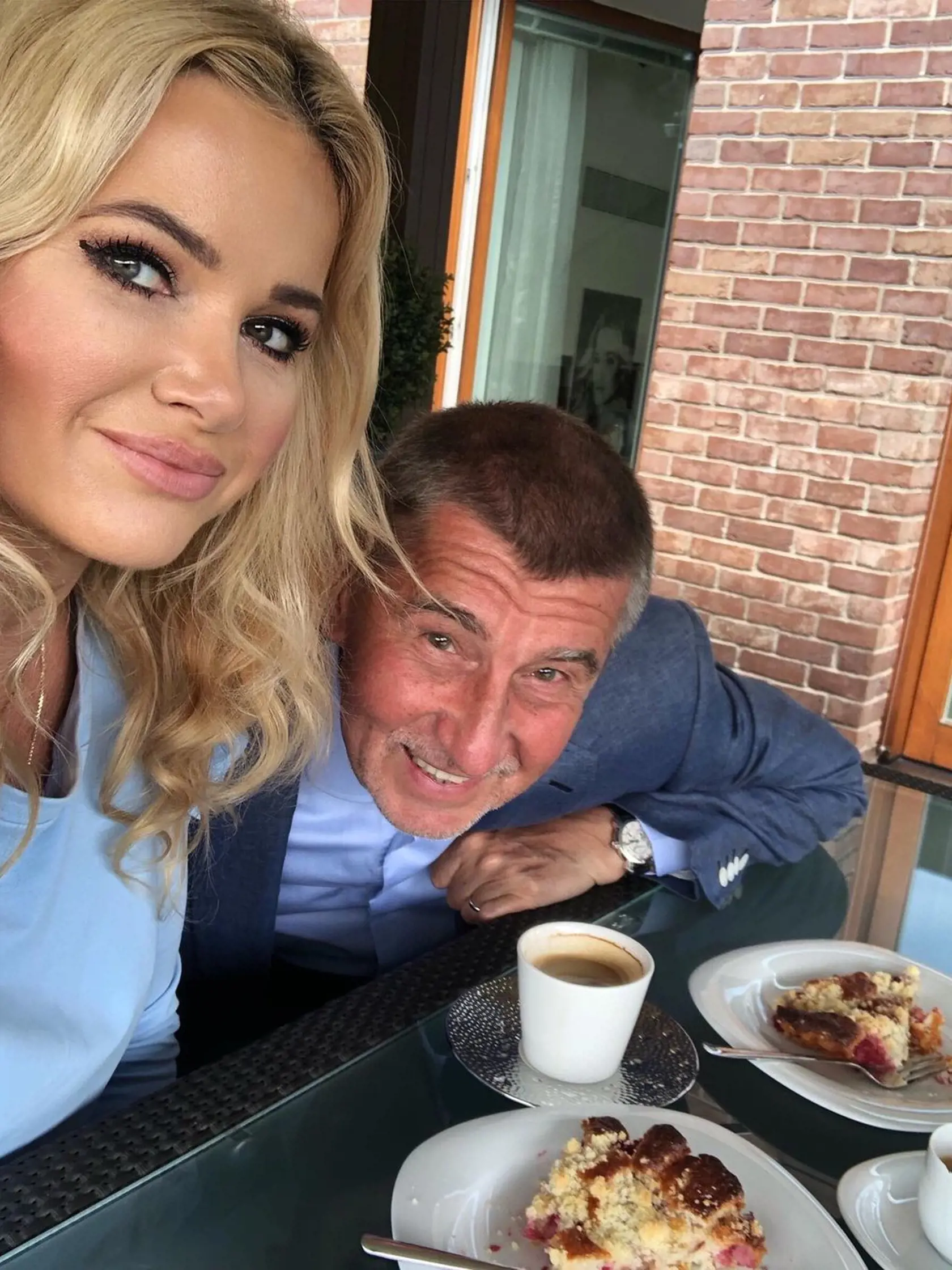 Ako napísala Monika, išlo o nedeľnú kávičku v júni 2019. Vtedy Andrea Babiša prekvapila rebarborovým koláčom a bola celkom prirodzená.