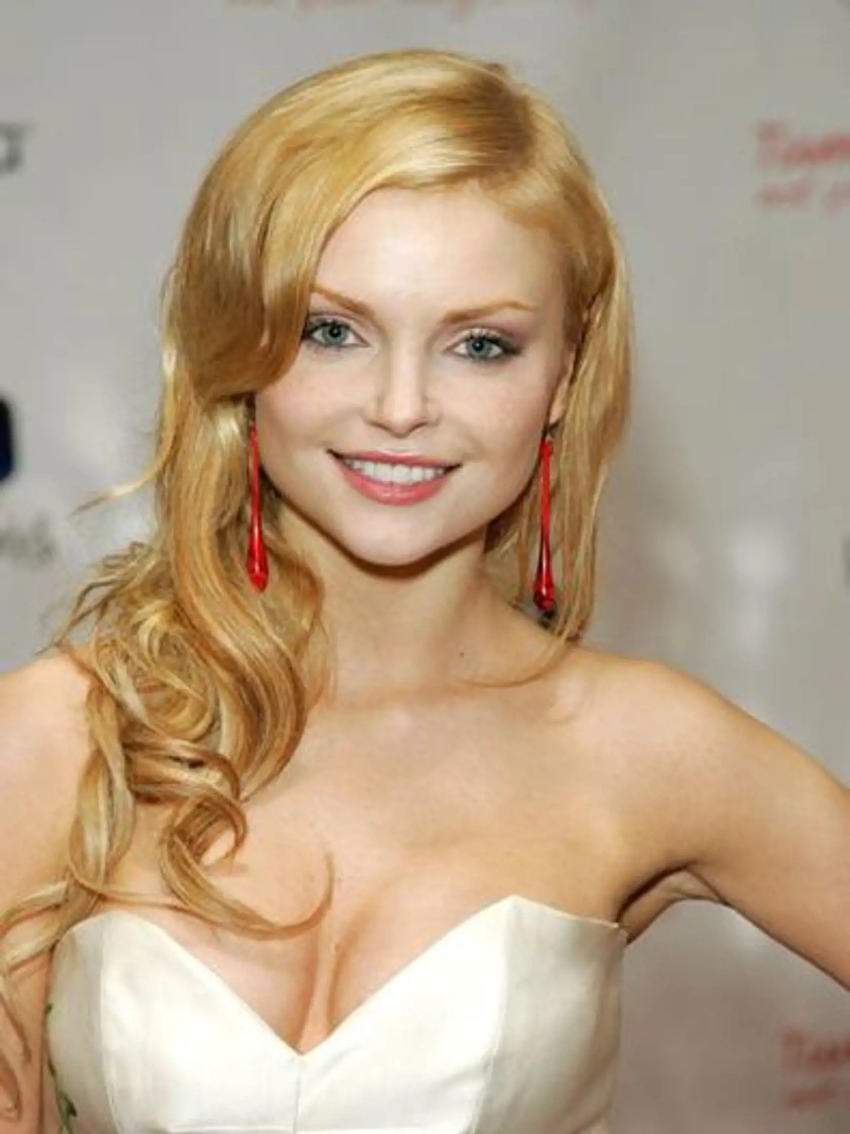 Izabella Miko ako Cammie (33)