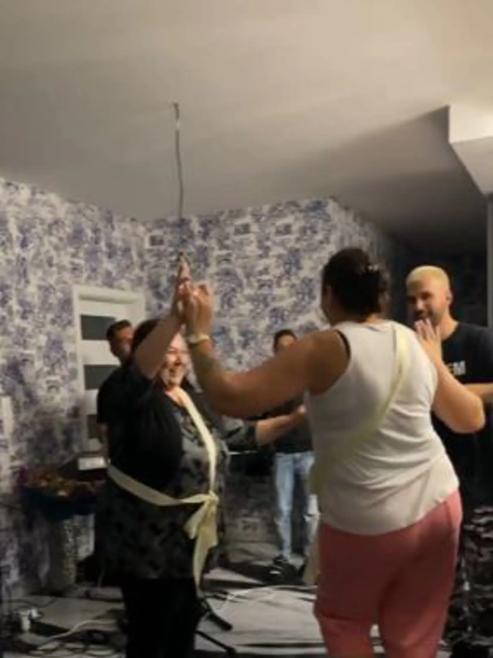 U Plačkovej sa žilo! Do nového domu si pozvala rodinu a kamarátov a usporiadala hotový bašavel. Na parkete sa zvŕtala aj jej mama Veronika Plačková.