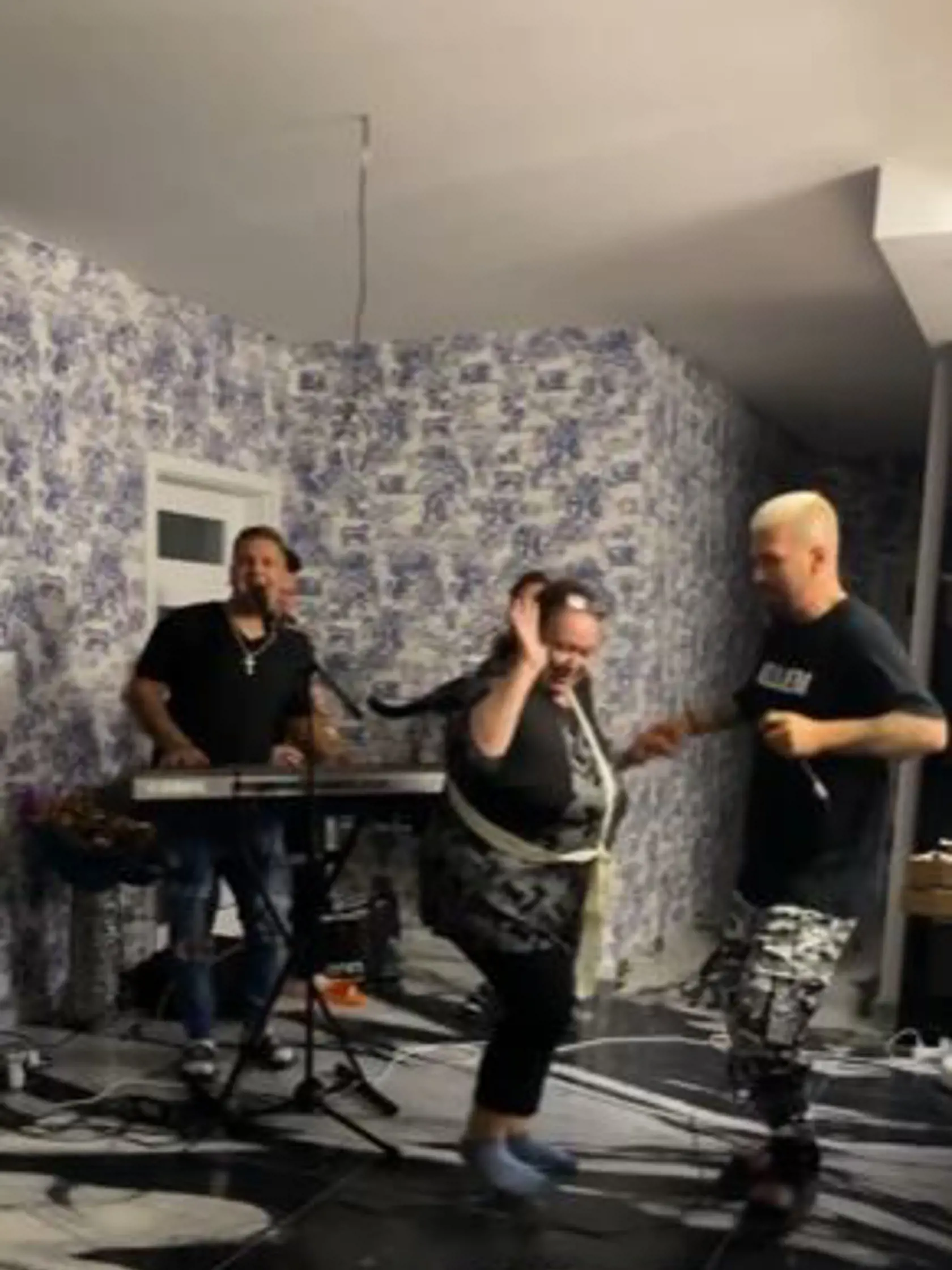 U Plačkovej sa žilo! Do nového domu si pozvala rodinu a kamarátov a usporiadala hotový bašavel. René si s kapelou Cico Band aj zaspieval. Na parkete je aj mama modelky Dominiky Ducovej.