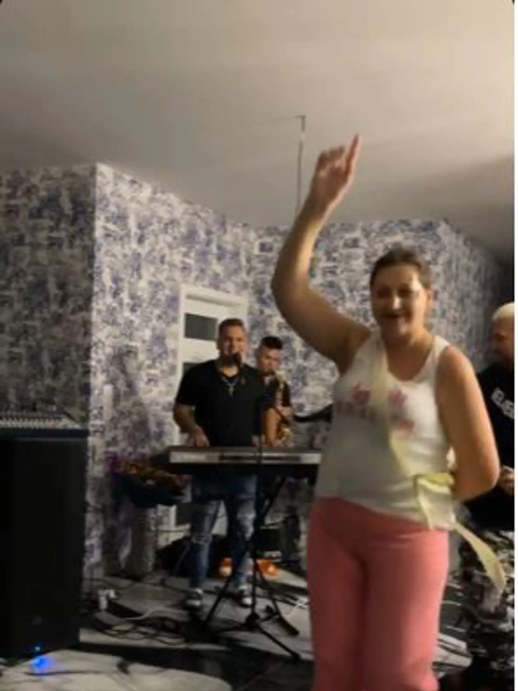 U Plačkovej sa žilo! Do nového domu si pozvala rodinu a kamarátov a usporiadala hotový bašavel. Na parkete sa zvŕtala aj jej mama Veronika Plačková.