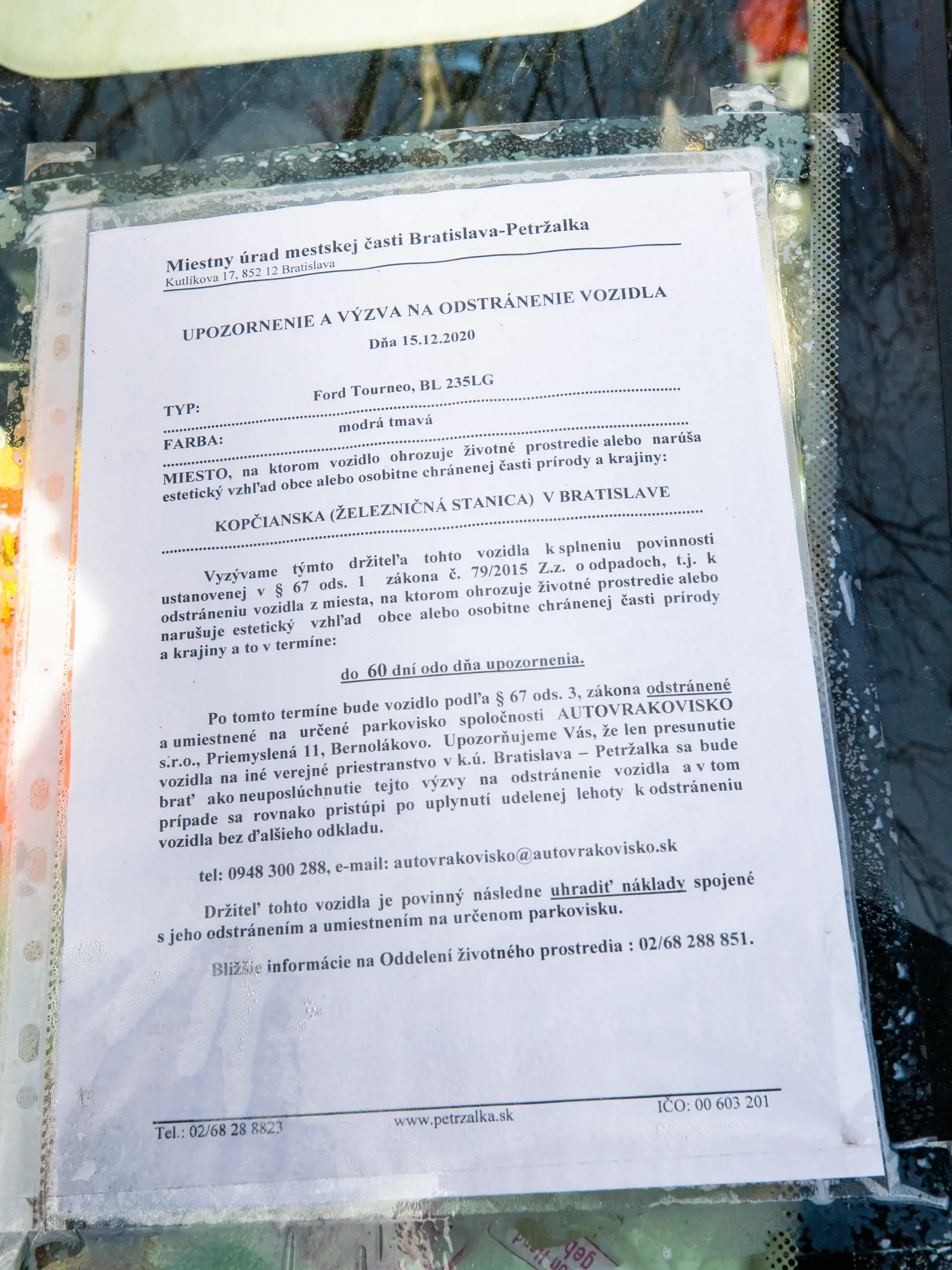 Na vraku je od 15. decembra úradná výzva na jeho odstránenie.