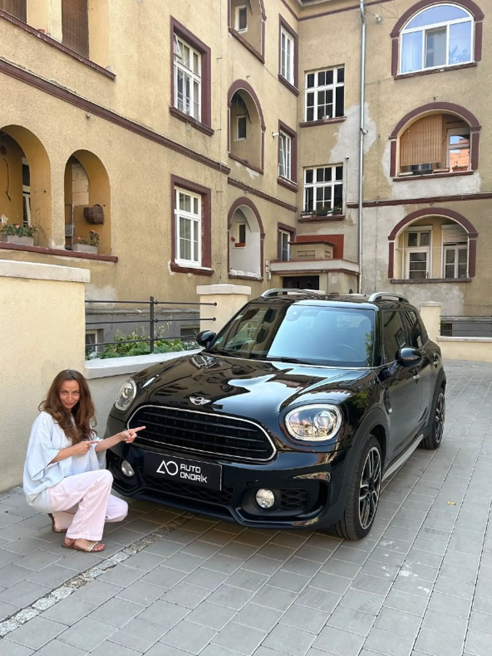 Na snímke Zuzana Moravcová. Milan Ondrík urobil svojej drahej radosť a zaobstaral jej nové autíčko.
