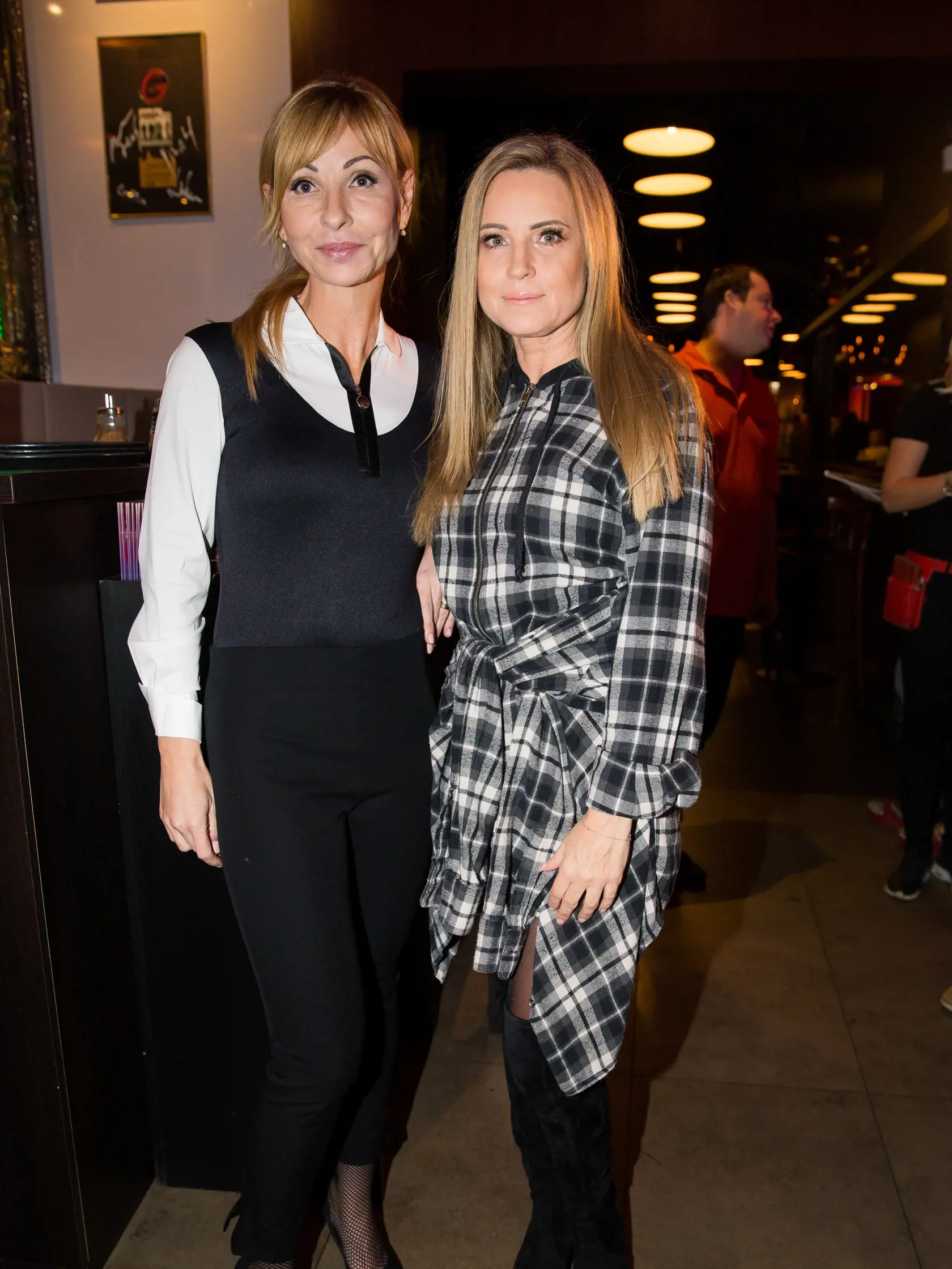 Krst charitatívneho kalendára v centre Bratislavy za účasti známych osobností. Na snímek Erika Judínyová a Alexandra Novotná - Rozborilová.
