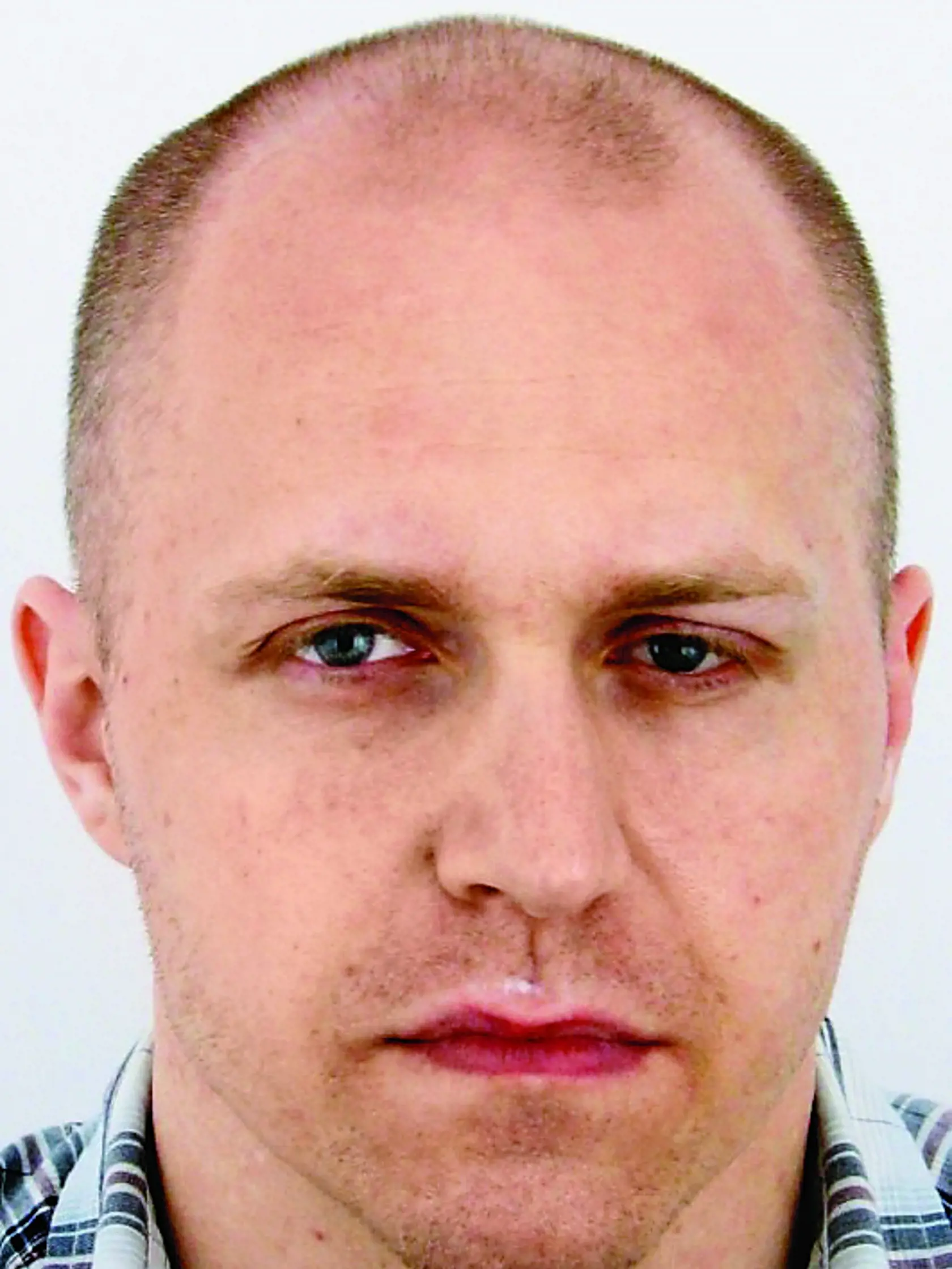Behá po slobode.
Róbert Nigut, obvinený z viacerých vrážd