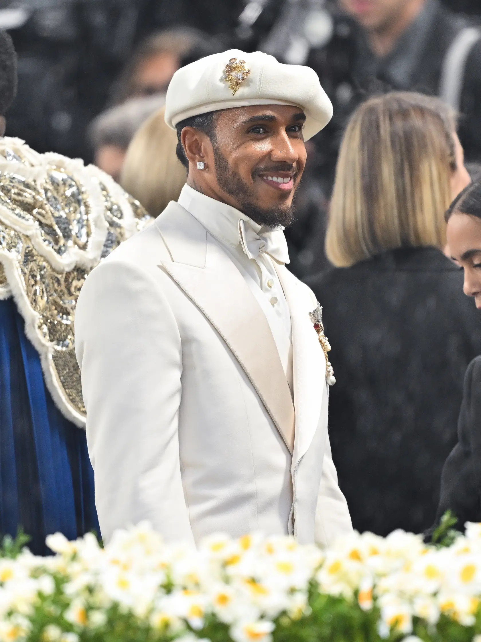 Lewis Hamilton si v outfite šitom na mieru dal záležať a paril k najlepšie oblečeným hosťom večera.