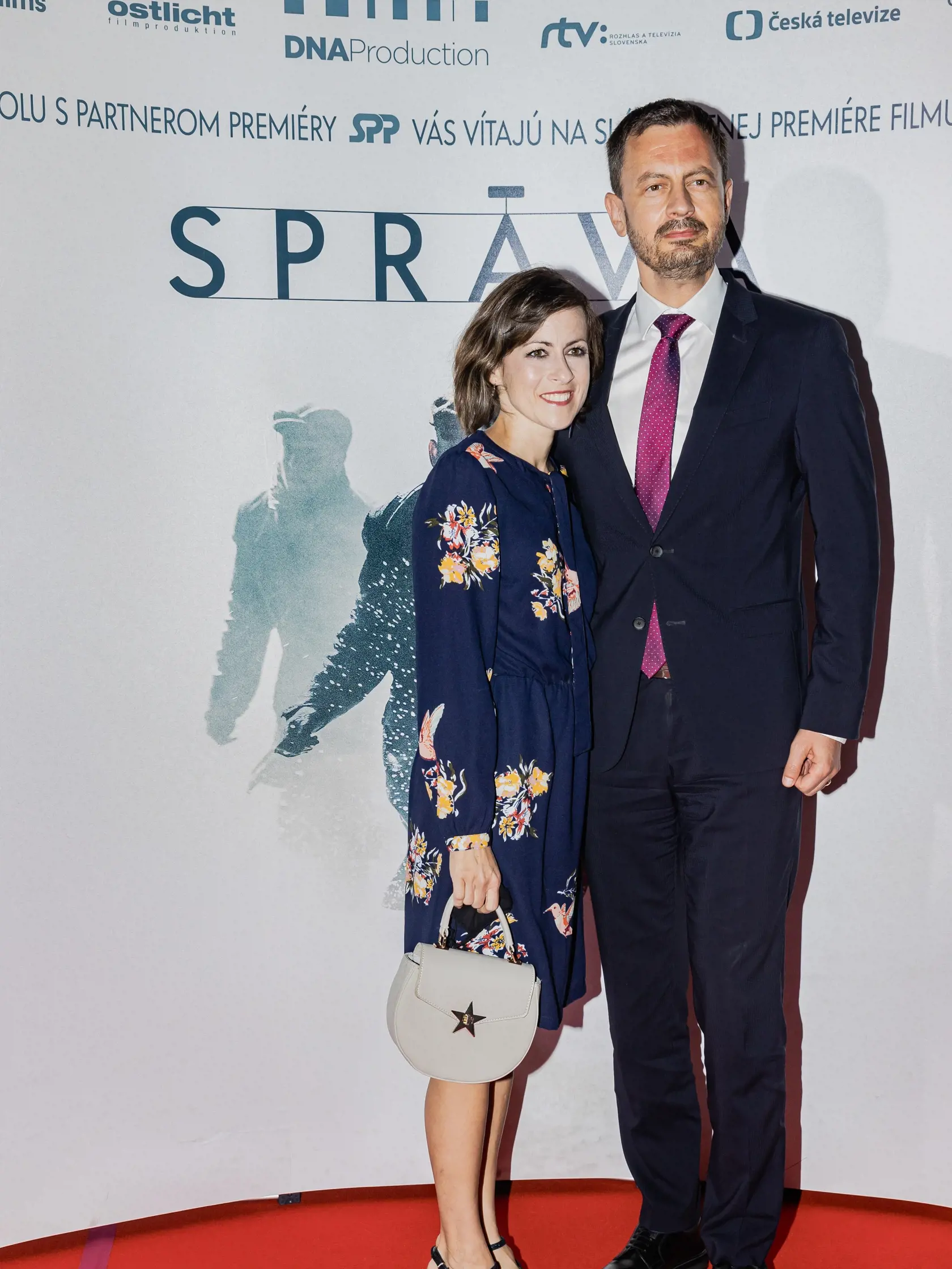 Na snímke premíér Eduard Heger s manželkou Luciou prichádzajú na premiéru filmu Petra Bebjaka, Správa.