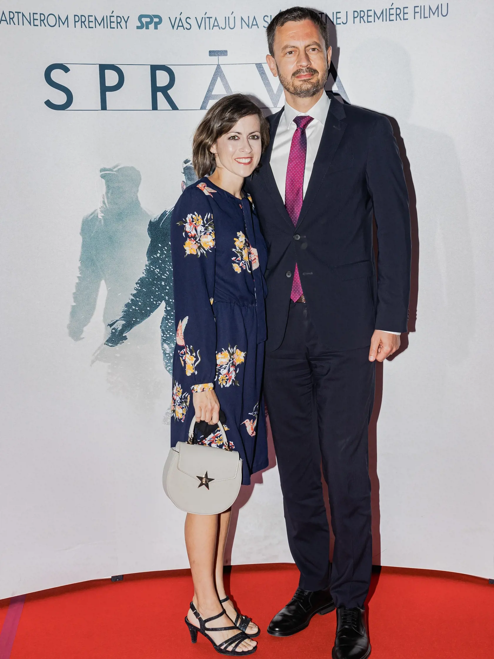 Na snímke premíér Eduard Heger s manželkou Luciou prichádzajú na premiéru filmu Petra Bebjaka, Správa.