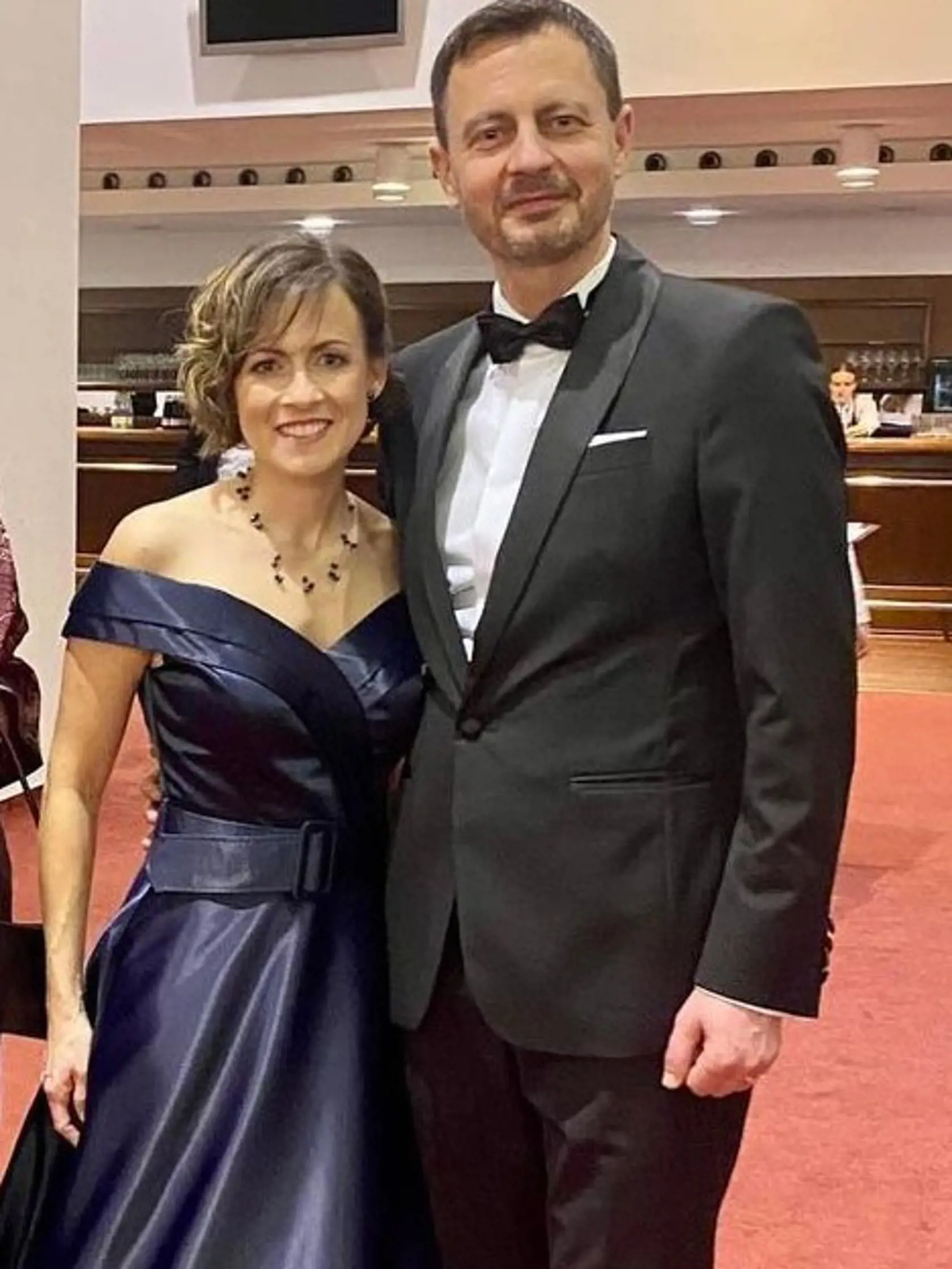 Lucia Hegerová najnovšie očarila outfitom na galavečeri k 30. výročiu vzniku Slovenskej republiky. „Saténová, dekoltovaná róba tmavomodrej farby bola fascinujúca aj s čiernym bolerkom. Pani Hegerová zvolila aj vhodnú bijou,“ nešetrila chválou na adresu premiérovej manželky protokolistka Mária Holubová.