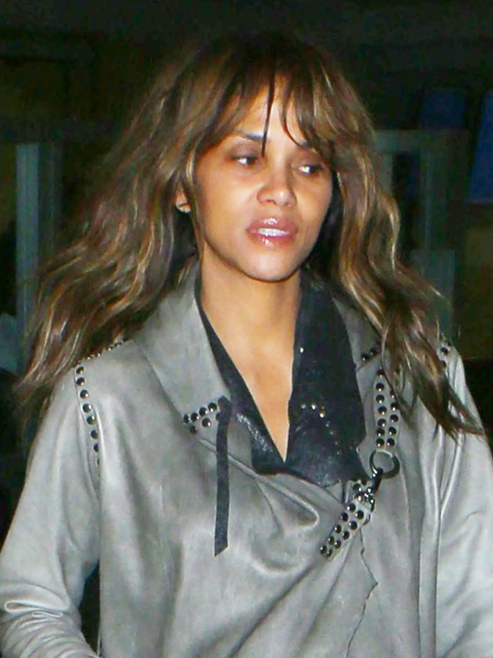 Vyčerpaná americká herečka Halle Berry prichádza z letiska.