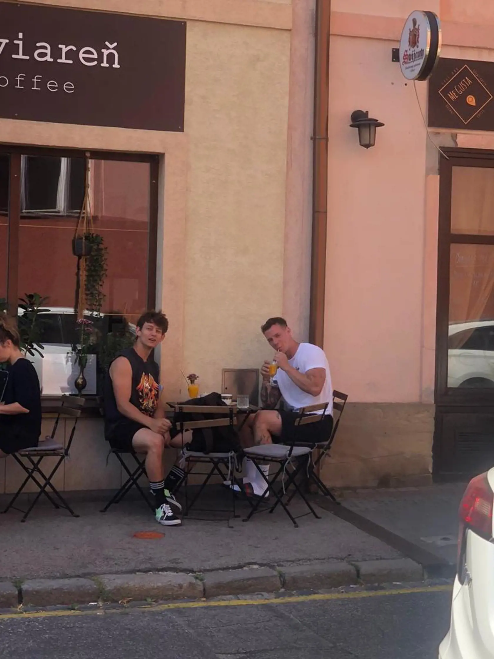 Martin Klinčúch a Krištof Králik v meste na drinku.