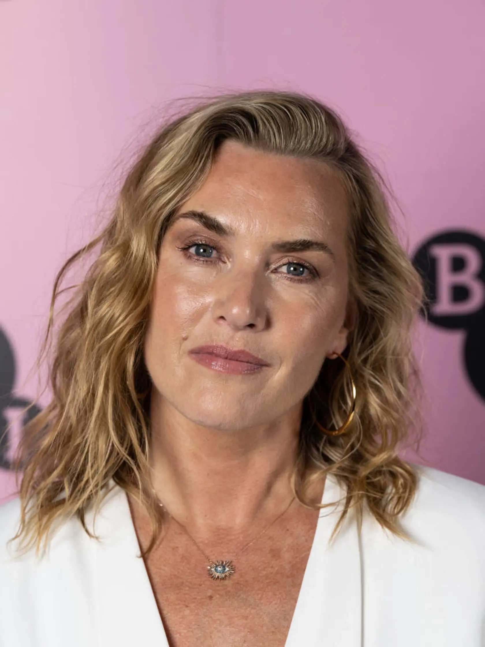 Nalepkovať ženy na základe ich vzhľadu, považuje Kate Winslet za bizarné. Herečka sa za svoje krivky ani vrásky nehanbí. Ba práve naopak, je na ne hrdá, odrážajú totiž život.