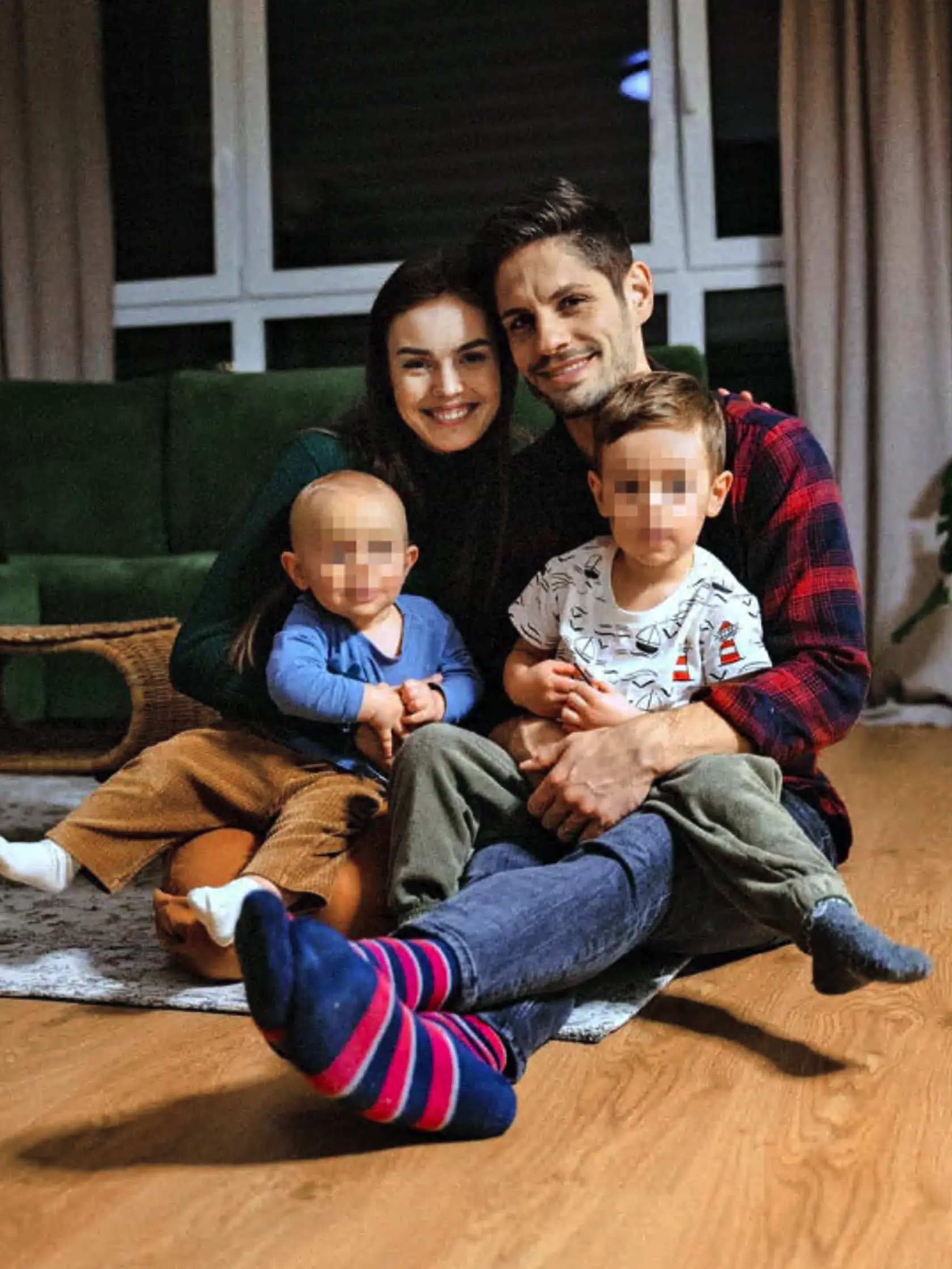 Rodičia vychovávajú synov Noela a Jonatána.