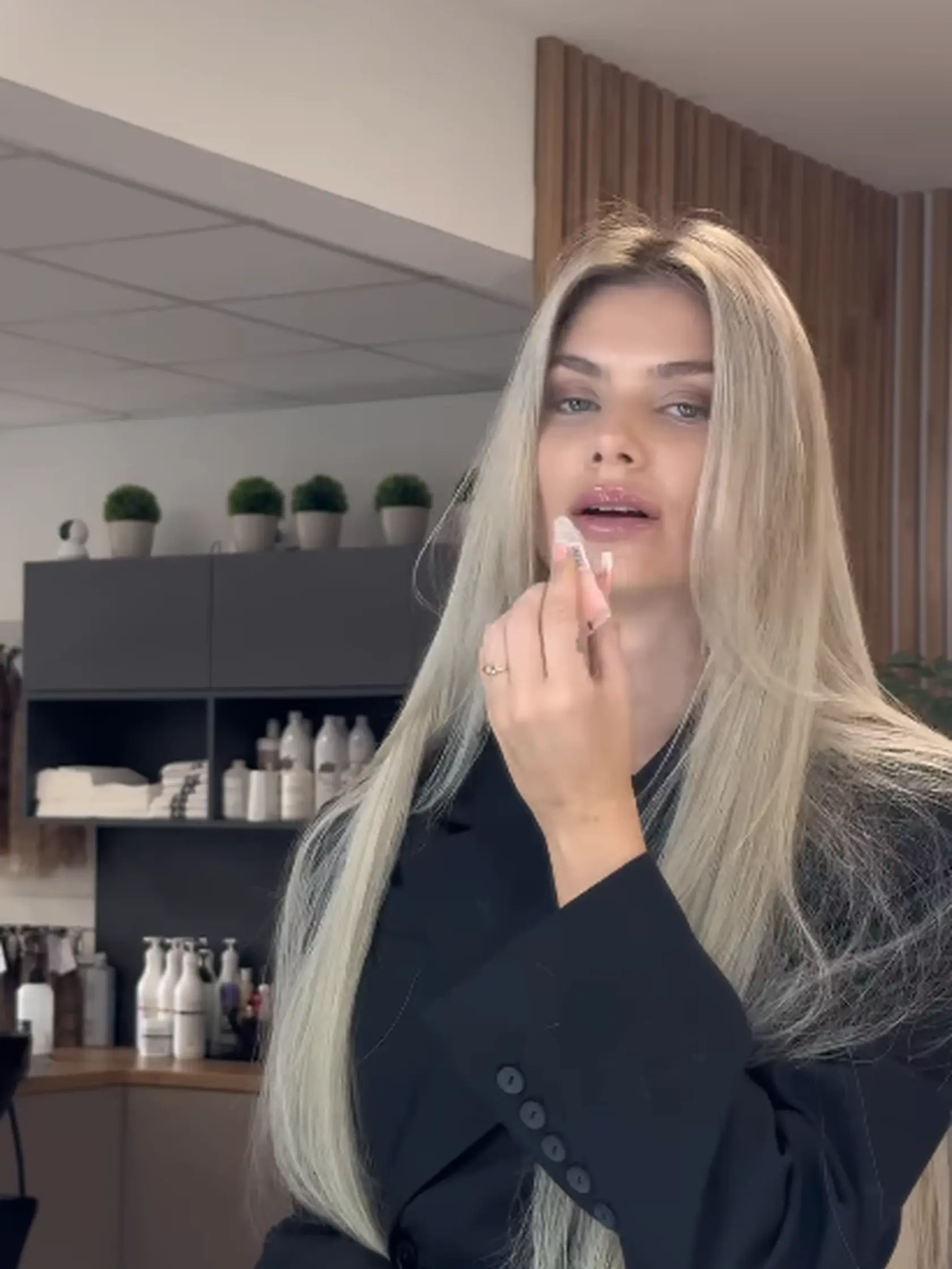 Anička si po šou nechala predĺžiť vlasy.