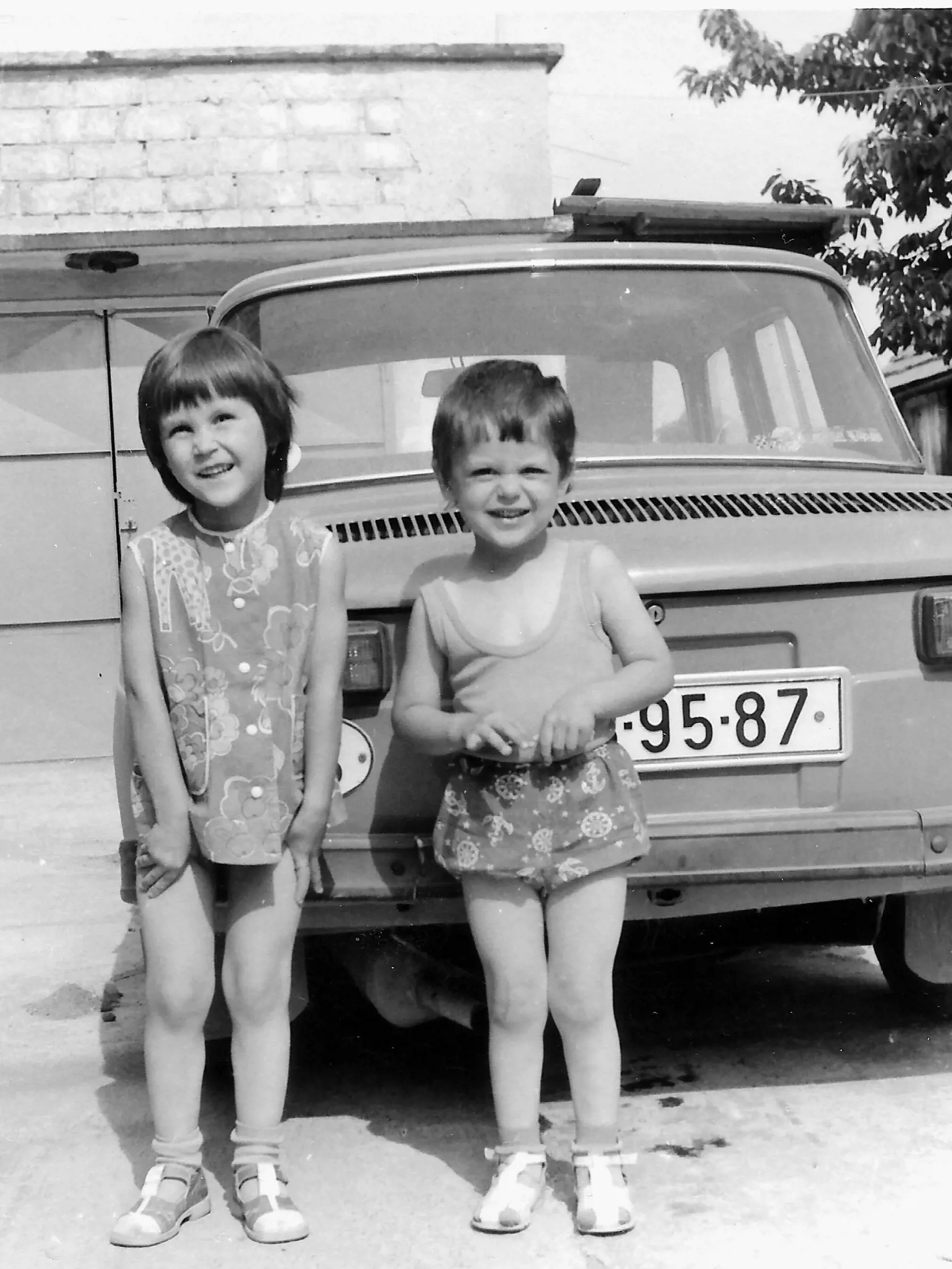 "Retro fotografia z roku 1980, keď sme sa hrávali u starej mamy na dvore.“
