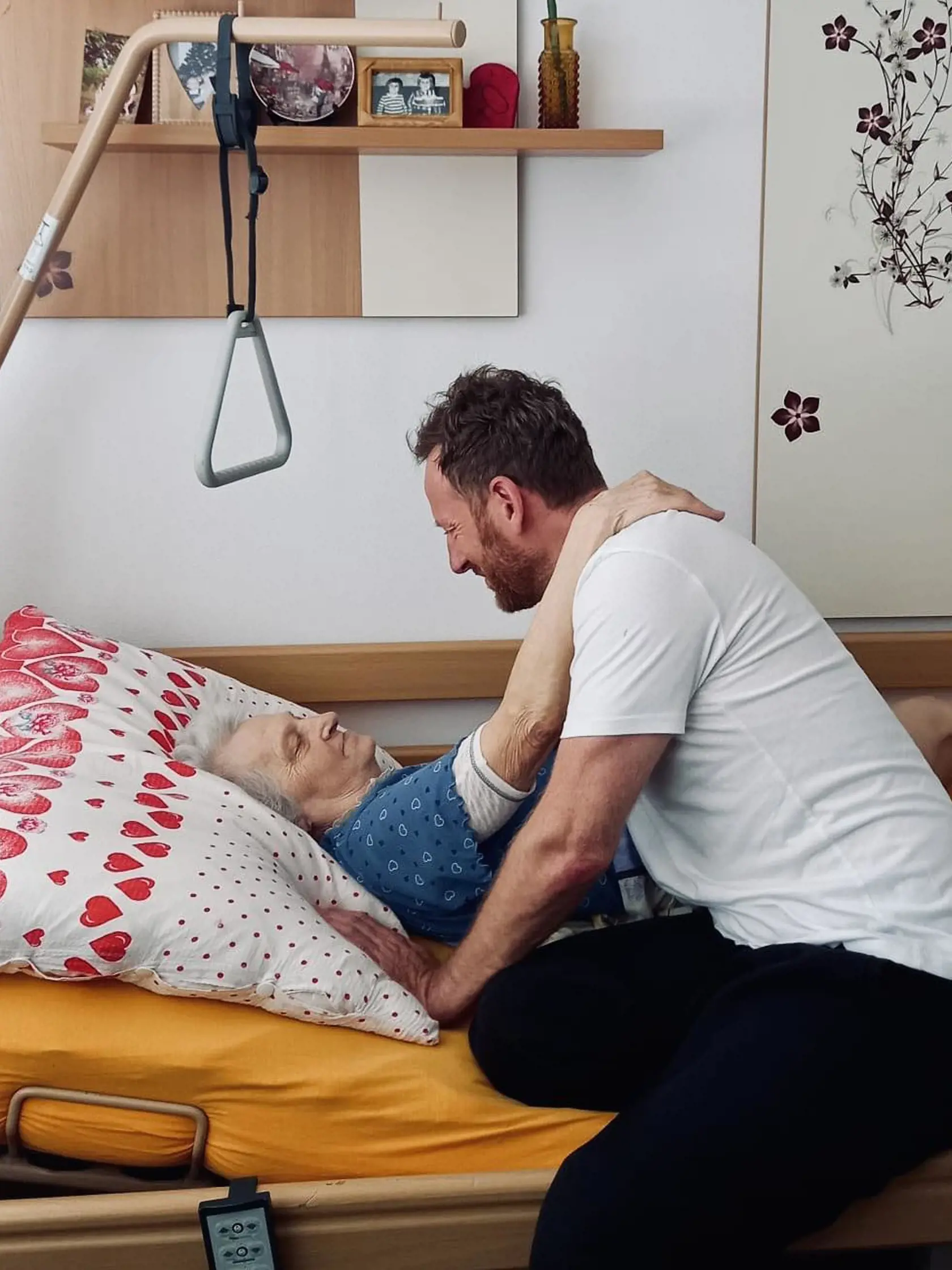 "Posledná fotka s mamou. Jedna z najvzácnejších, aké mám," napísal Miro Jaroš k dojímavému záberu.
