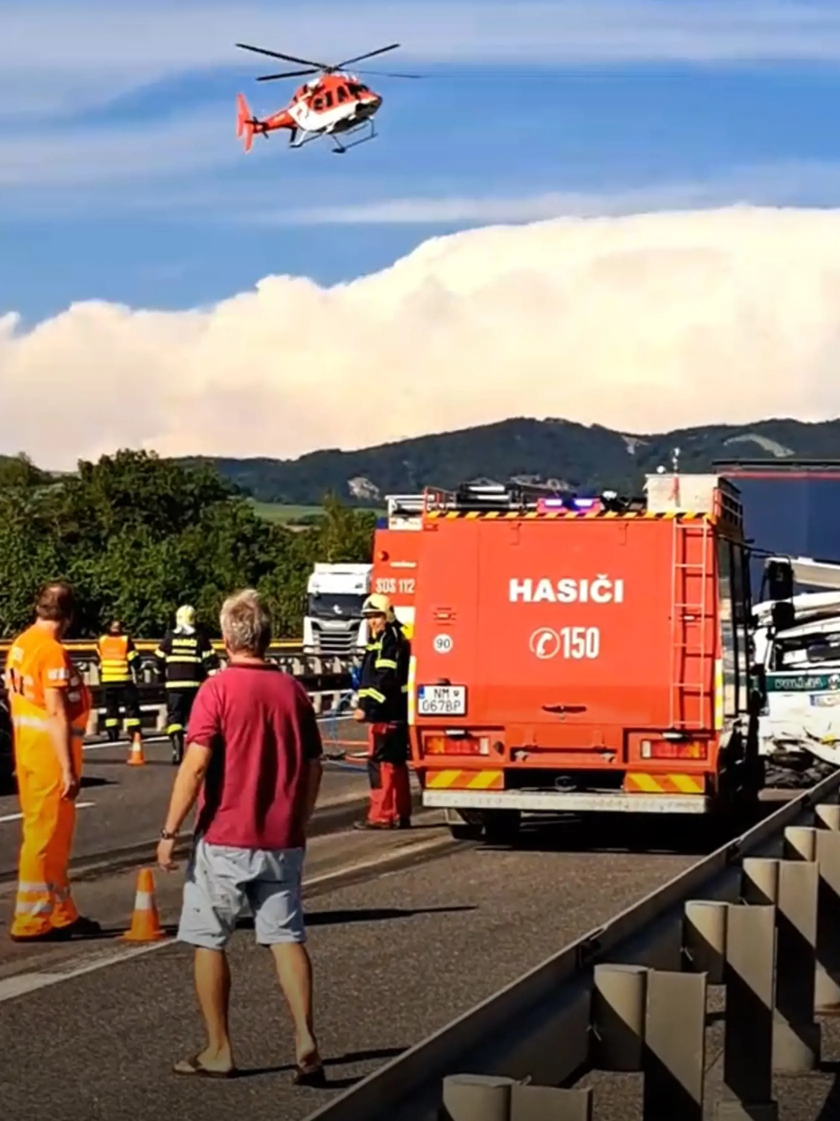 Na diaľnici pristál aj vrtuľník. Kamión podľa svedka vrazil do policajného auta aj do hasičov.