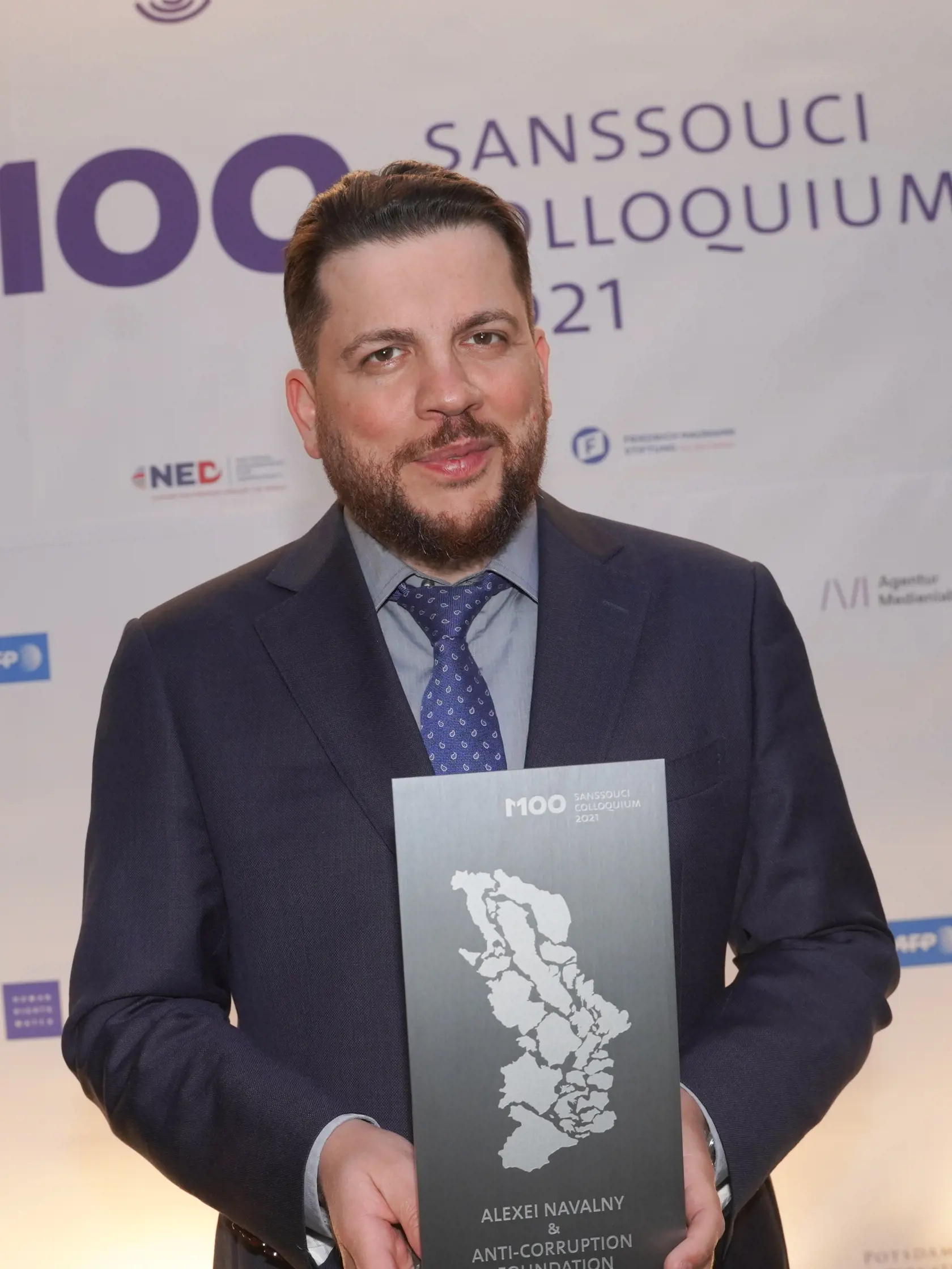 Leonid Volkov, blízky spolupracovník väzneného ruského opozičného politika Alexeja Navaľného prevzal v jeho mene mediálnu cenu M100 udeľovanú za zásluhy v boji za slobodu prejavu a médií v nemeckom meste Postupim v stredu 6. októbra 2021.