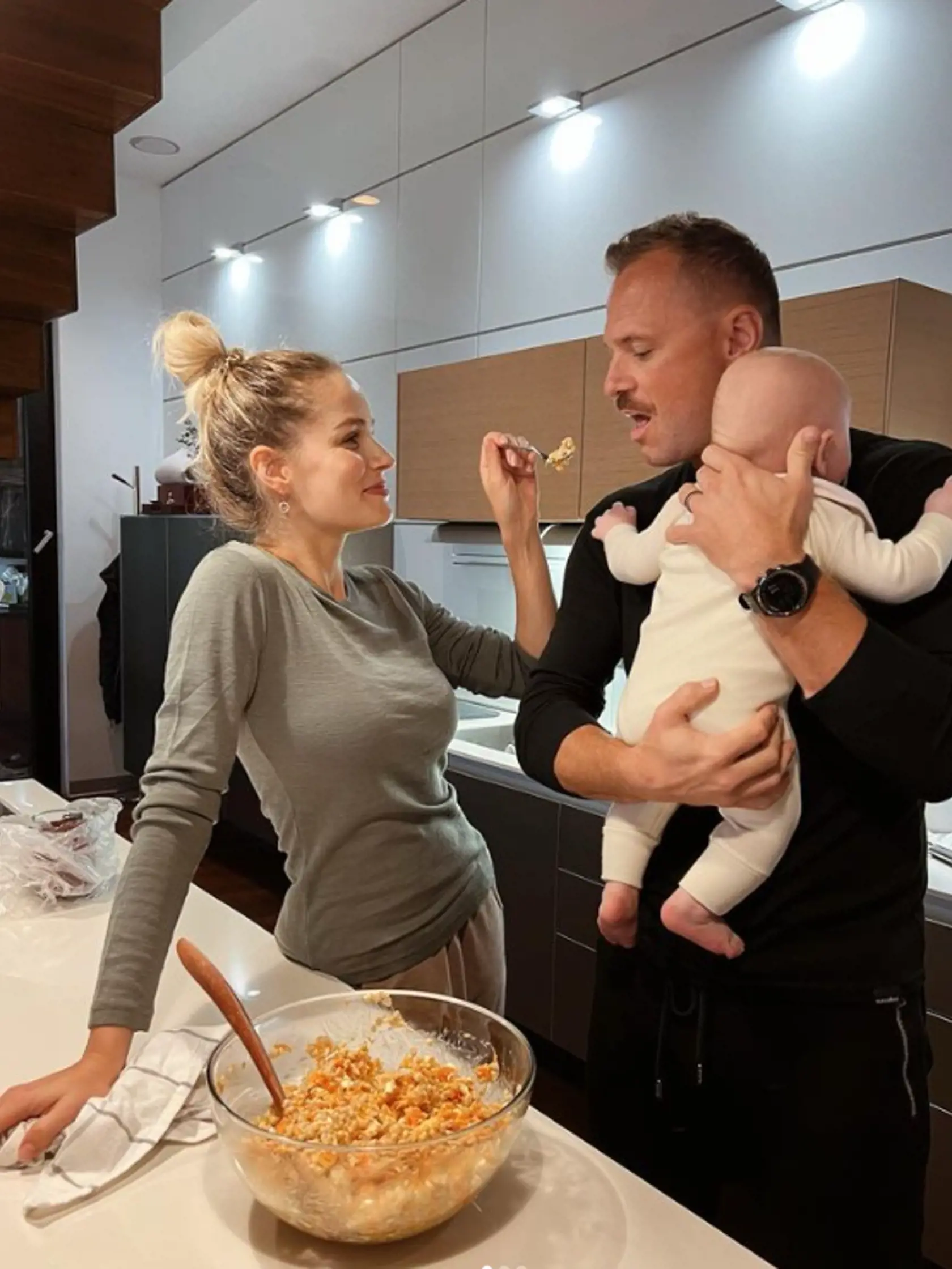S milovanou rodinkou. Minulý rok v máji sa im narodila druhá dcérka Leia.