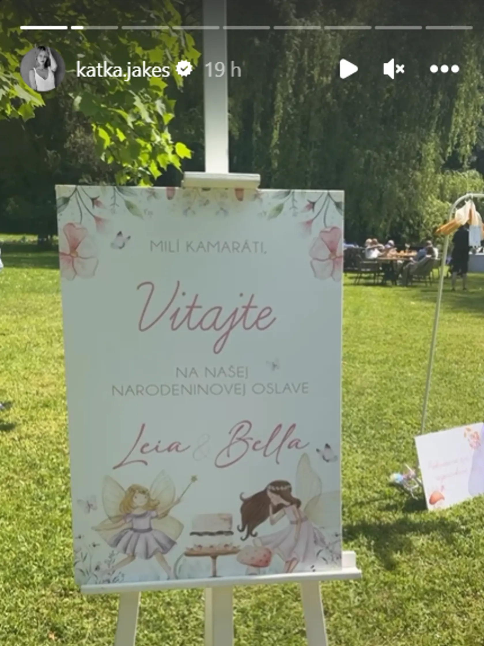 Zo zverejneného príbehu Katky Jakeš vidno, že oslavovali obe dievčatá aj narodeniny. Zrejme rodiča spojili s krstom aj narodeniny, keďže obe dievčatká sa narodili v máji.