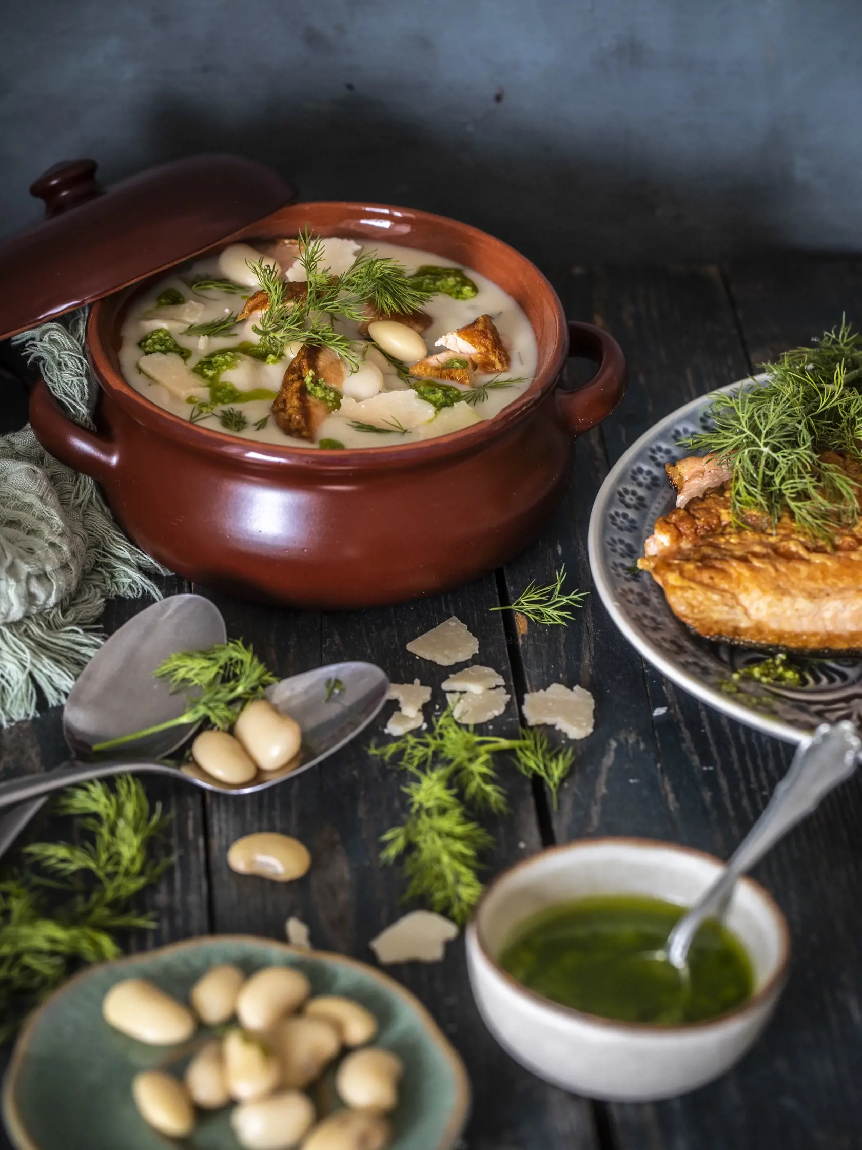 fazuľová omáčka so špenátovým pistou a pstruhom
 
recept:
4 PORCIE, PRÍPRAVA 30 MINÚT + NAMÁČANIE FAZULE, VARENIE 90 MINÚT
• 600 – 800 g filiet zo pstruha lososovitého (dúhového alebo čerstvého lososa) • 4 šalotky • 3 strúčiky cesnaku • 350 g sušenej veľkej bielej fazule
(cez noc namočenej) • vývar alebo voda • 1 bobkový list • stonky čerstvého kôpru + na servírovanie • citrón alebo ocot na dochutenie omáčky • za hrsť baby špenátu na servírovanie • soľ, mleté čier