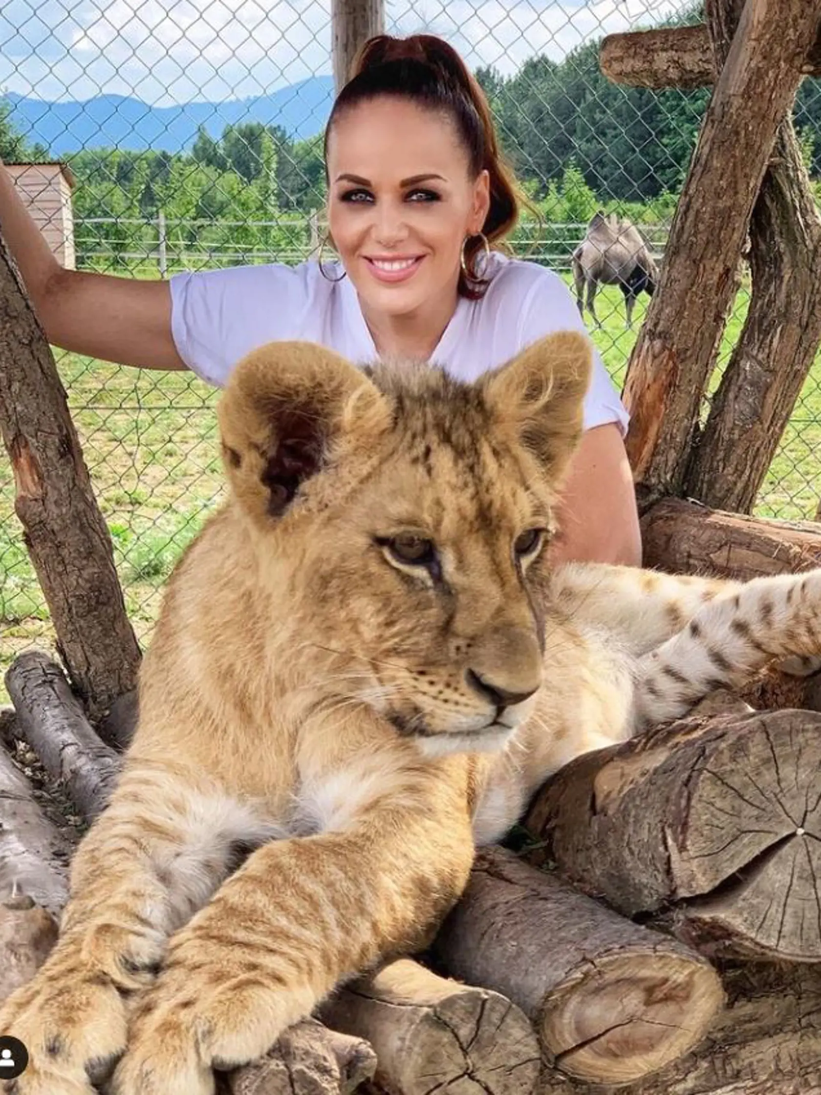 Karin chcela byť zverolekárka a zvieratá miluje. S levom v zoo v Liptovskom Mikuláši.