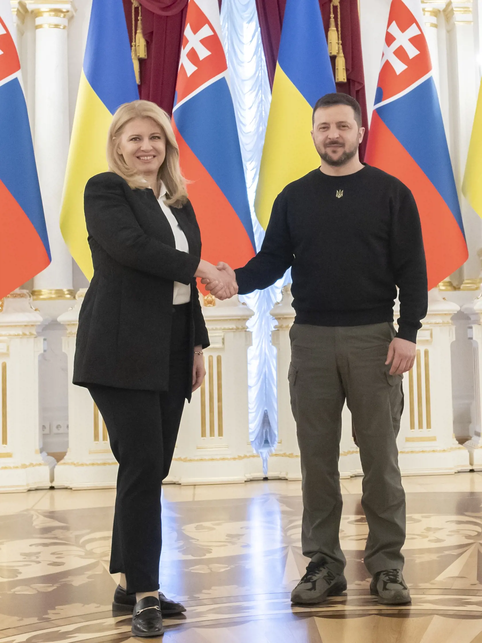Prezidentka SR Zuzana Čaputová spolu s českým prezidentom Petrom Pavlom pricestovali na návštevu Ukrajiny v piatok ráno 28. apríla 2023. Na snímke vľavo prezidentka SR Zuzana Čaputová a vpravo prezident Ukrajiny Volodymir Zelenskyj počas privítania pred ich strenutím v Kyjeve v piatok 28. apríla 2023. FOTO TASR - Martin Baumann