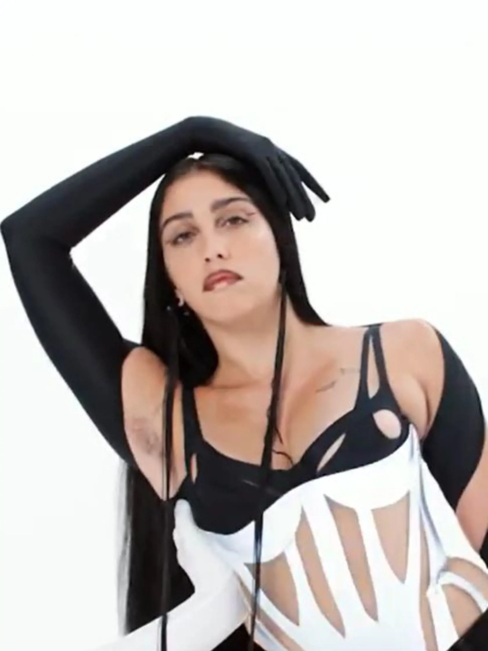 V sexi kostýme sa mladá modelka váľala po zemi, vyšpúlila zadok a samozrejme, predviedla svoje chlpaté podpazušie v plnej paráde. Čo poviete, príde vám Lourdesino chlpaté podpazušie sexi?