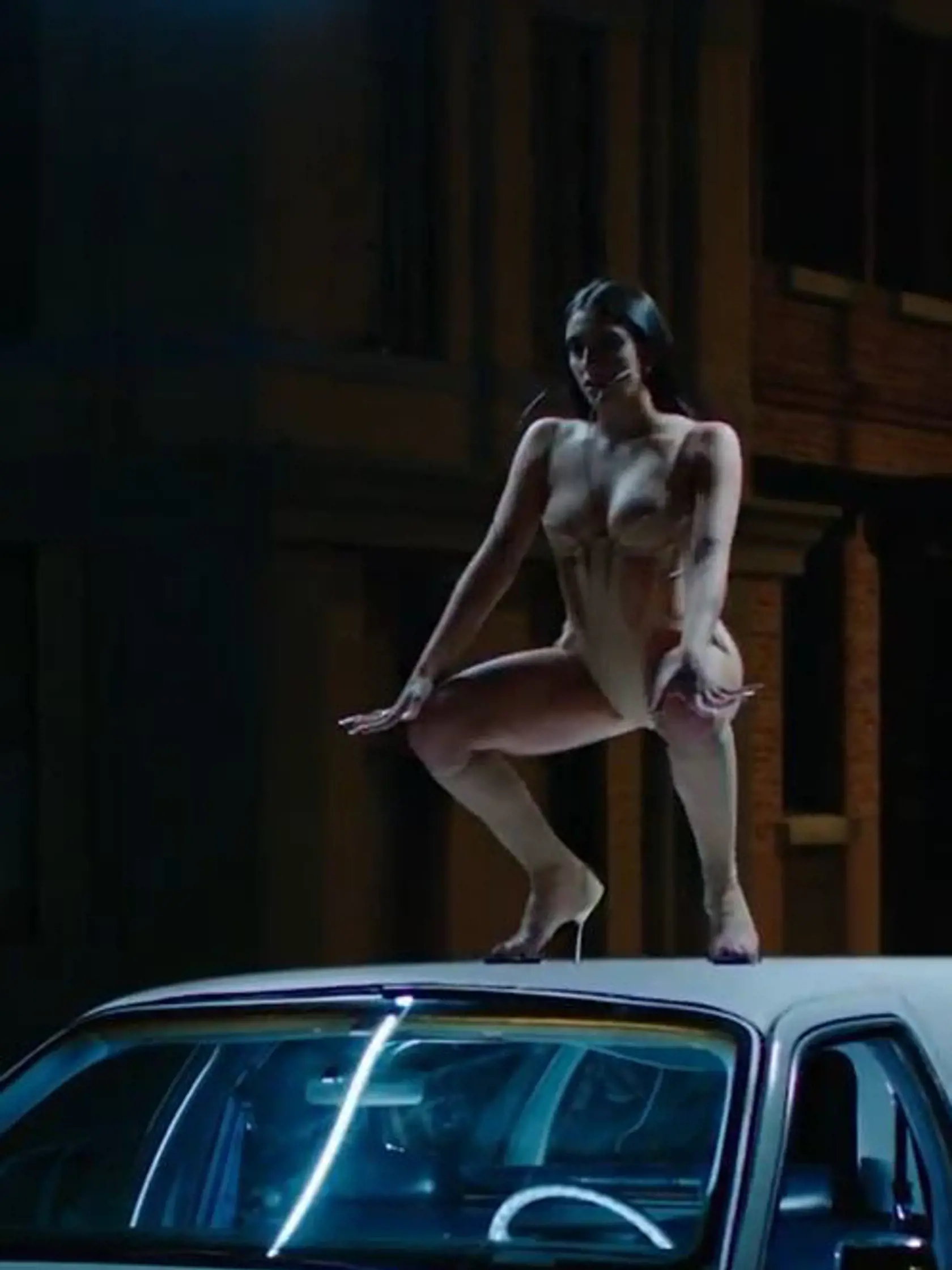 Nechýbali ani roztiahnuté nohy či vyšpúlený zadok. Celkovo tak video vzbudilo skôr dojem reklamy na striptízový klub, než na značku spodnej bielizne.